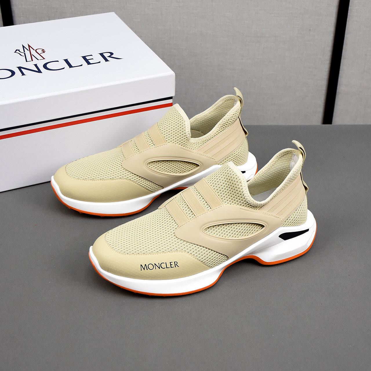 NO:273679,PMoncler men's outdoor lace-up sneakers have comfortable and anti-slip properties, and are designed for outdoor running or urban stroll. They are innovative, functional and graphic details, drawing inspiration from the mountain atmosphere and interpreting fashion. A variety of original materials are spliced ​​together, the upper is designed with shoelaces and rubber inserts, and the sole is foamed and ultra-light sole, which has high elasticity and high wear resistance, improving comfort!  39-44 (38 45 customized) ⑥ color selection, Moncler, sneakers19860909PMoncler蒙口男士户外系带运动鞋,具有舒适防滑性能,专为户外跑步或都市漫步而设.兼备创新、功能性与图形细节于一体,从高山氛围汲取灵感,诠释潮流时尚.多种原版材料拼接而成,鞋面采用鞋带和橡胶嵌件设计,大底采发泡超轻大底,具有高弹性高耐磨性,提高舒适性！39-44(38 45定做)⑥色选,,Moncler,sneakers,Men's shoes