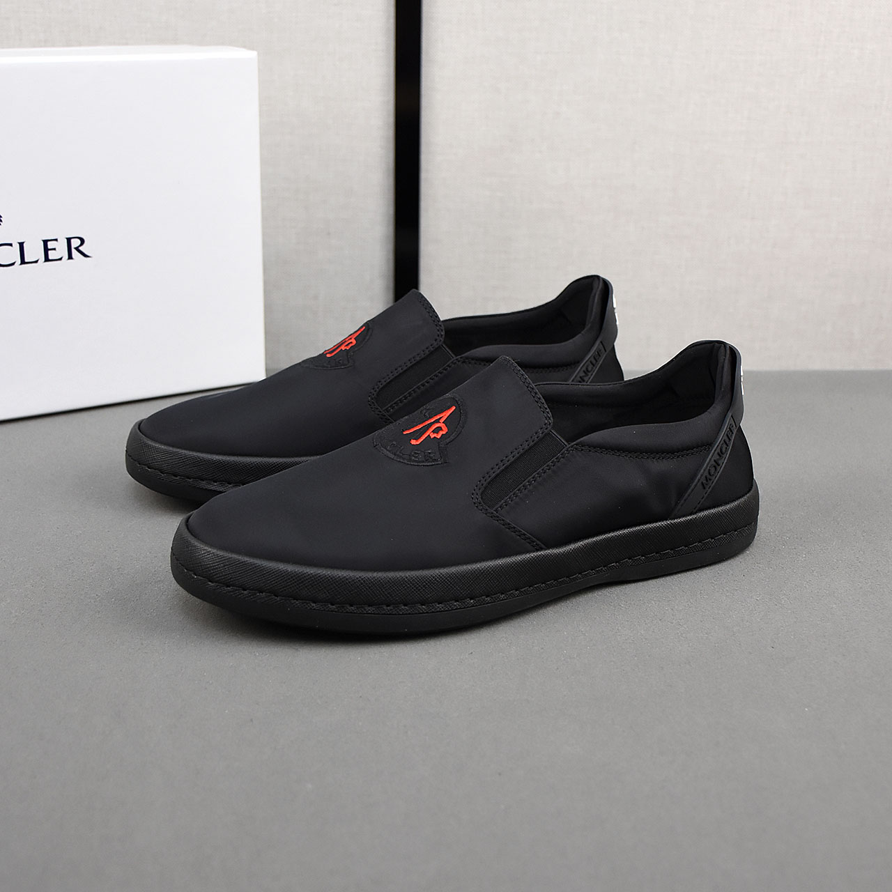 NO:273685,PMoncler [blind] breathable small cloth shoes, the upper is made of comfortable and breathable fabric, ultra-light soft rubber outsole. Men's model 38-44.,,Moncler19860909PMoncler【蒙口】透气小布鞋,鞋面采用舒适透气布料,超轻软橡胶大底.男款38-44.,,Moncler,Men's shoes