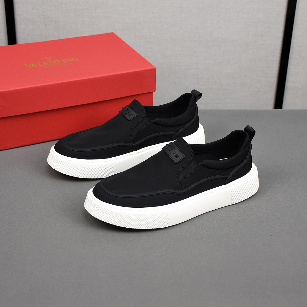 NO:273823,P Valentino breathable small cloth shoes, the upper is made of comfortable and breathable fabric, ultra-light rubber foamed outsole. Men's model 38-44., valentino19860909P华伦天奴透气小布鞋,鞋面采用舒适透气布料,超轻橡胶发泡大底.男款38-44.,,valentino,Men's shoes