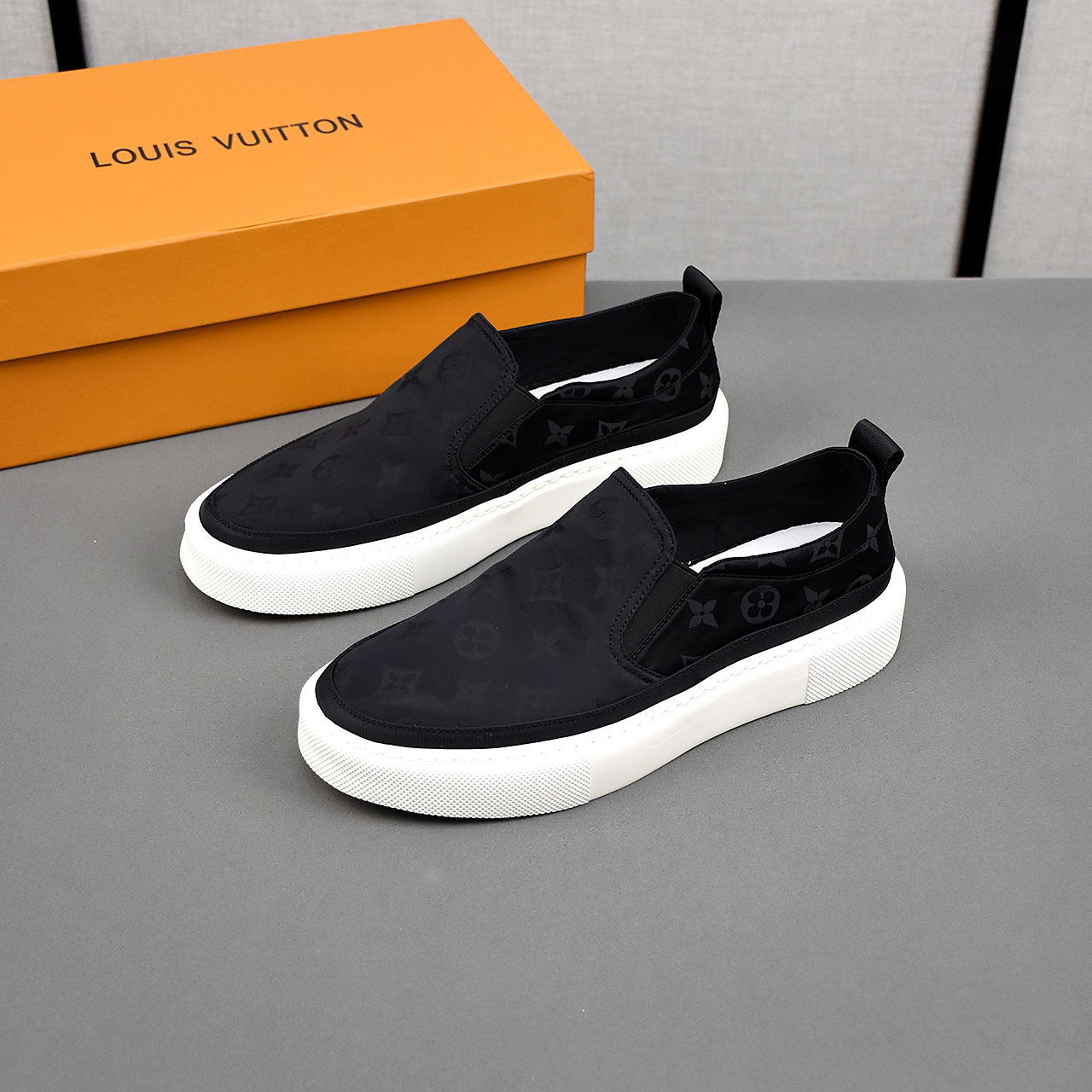 NO:352064,PLV breathable small cloth shoes, the upper is comfortable and breathable fabric, ultra-light rubber foamed outsole. Men's model 39-44.,,louis vuitton19860909PLV透气小布鞋,鞋面采用舒适透气布料,超轻橡胶发泡大底.男款39-44.,,louis vuitton,Men's shoes