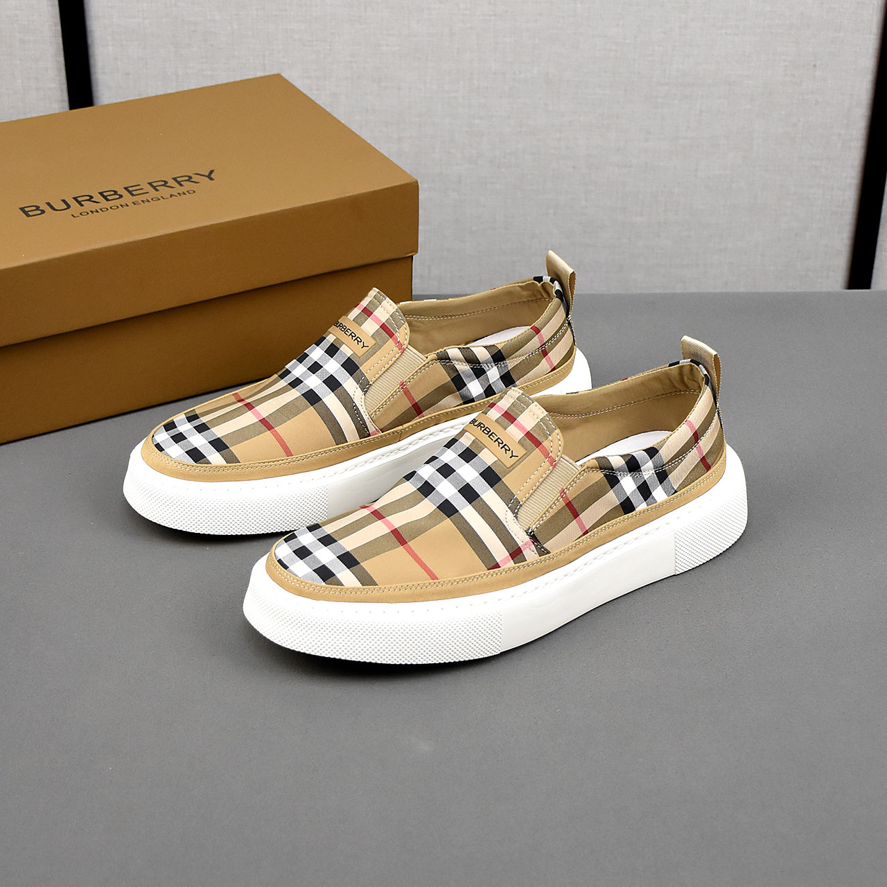 NO:284526,P Burberry breathable small cloth shoes, the upper is made of comfortable and breathable fabric, ultra-light rubber foamed outsole. Men's model 39-44.,,burberry19860909P巴宝莉透气小布鞋,鞋面采用舒适透气布料,超轻橡胶发泡大底.男款39-44.,,burberry,Men's shoes