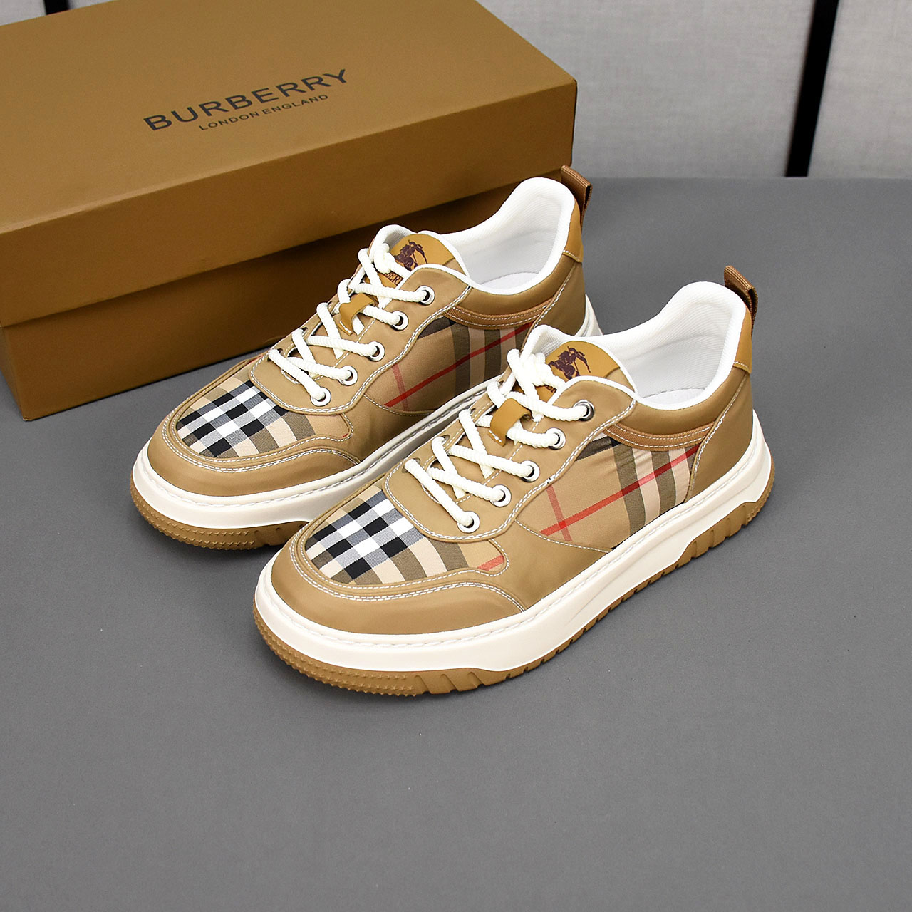NO:276381,PBurberry [Burberry] Fashionable lace-up shoes, upper is made of breathable fabric, rubber foam sole, men's size 38-44, burberry, burberry19860909PBurberry【巴宝莉】时尚系带布鞋,鞋面采用透气布料,橡胶发泡鞋底,男码38-44,,burberry,burberry,Men's shoes
