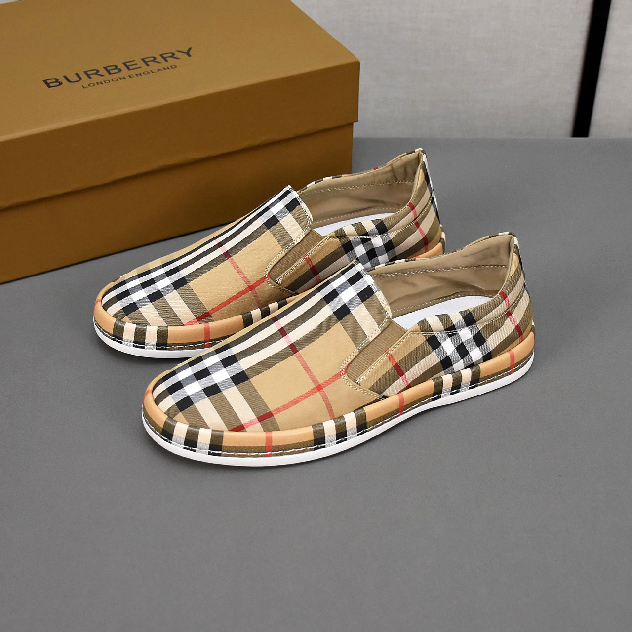 NO:284541,P Burberry breathable small cloth shoes, the upper is comfortable and breathable fabric, ultra-light soft rubber outsole. Men's model 39-44.,,burberry19860909P巴宝莉透气小布鞋,鞋面采用舒适透气布料,超轻软橡胶大底.男款39-44.,,burberry,Men's shoes