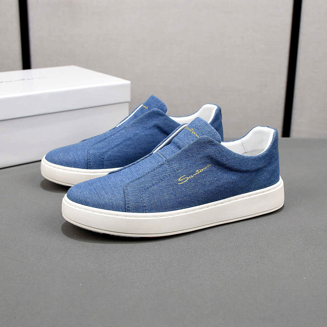 NO:621056,PSantoni (Santoni) Italian men's handmade casual shoes are shipped!  Each pair of shoes from this Italian handmade shoe brand has a simple and classic design, which is very comfortable and versatile!  Italian shoe brand Santoni is described as 'nouveau riche'. The toe of the shoe adopts a classic two-section design concept, which is environmentally friendly and does not require ungluing!  Light and comfortable on the feet!  Long term in stock!  Size 39/40/41/42/43/44 (45 customized) standard leather shoe size,19860909PSantoni(圣东尼）意大利男士手工休闲鞋出货！这个意大利纯手工鞋履品牌的每一双鞋设计简洁经典,上脚非常舒适百搭！ 用“新贵”来形容意大利鞋履品牌Santoni, 鞋子鞋头部位采用经典的两节设计理念,即环保又不开胶！ 上脚轻便舒适！长期有货！ 尺码39/40/41/42/43/44 (45定做)标准皮鞋码,,Men's shoes