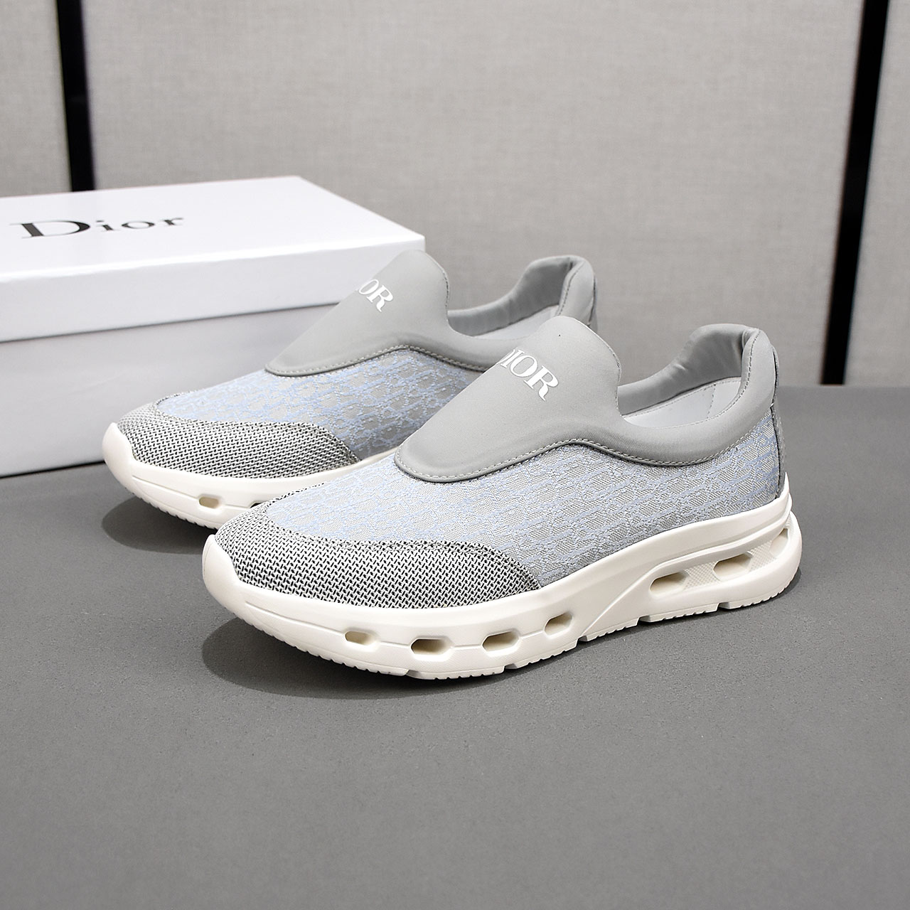 NO:346101,PDior new low-top casual sneakers, with breathable mesh, the shoe mouth has the brand's signature details, which enhance the style. It is fashionable and versatile, which can add luster to various styles. It creates a unique dynamic and modern exquisite design. This new essential shoes give Dior's collection and inheritance, showing a modern and elegant style. Men's shoes 38-44 45 customized, dior, dior, sneakers19860909PDior迪奥新款 低帮休闲运动鞋,采用透气网布,鞋口带有品牌标志性细节,提升格调.时尚百搭,可为各式造型增光添彩.塑造独具动感活力与摩登气息的精致设计,这款全新必备鞋履为迪奥的典藏传承再赋新彩,尽显现代优雅格调.男鞋38-44 45订做,,dior,dior,sneakers,Men's shoes