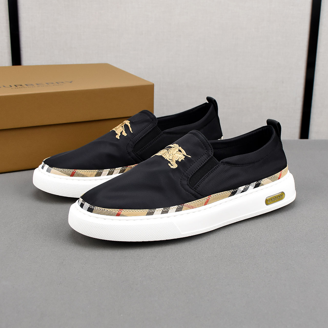 NO:283498,P (Burberry) breathable small cloth shoes, the upper is made of comfortable and breathable fabric, ultra-light soft rubber foamed sole. Men's model 39-44 (38 customized).,,burberry19860909P（巴宝莉）透气小布鞋,鞋面采用舒适透气布料,超轻软橡胶发泡大底.男款39-44(38定做).,,burberry,Men's shoes