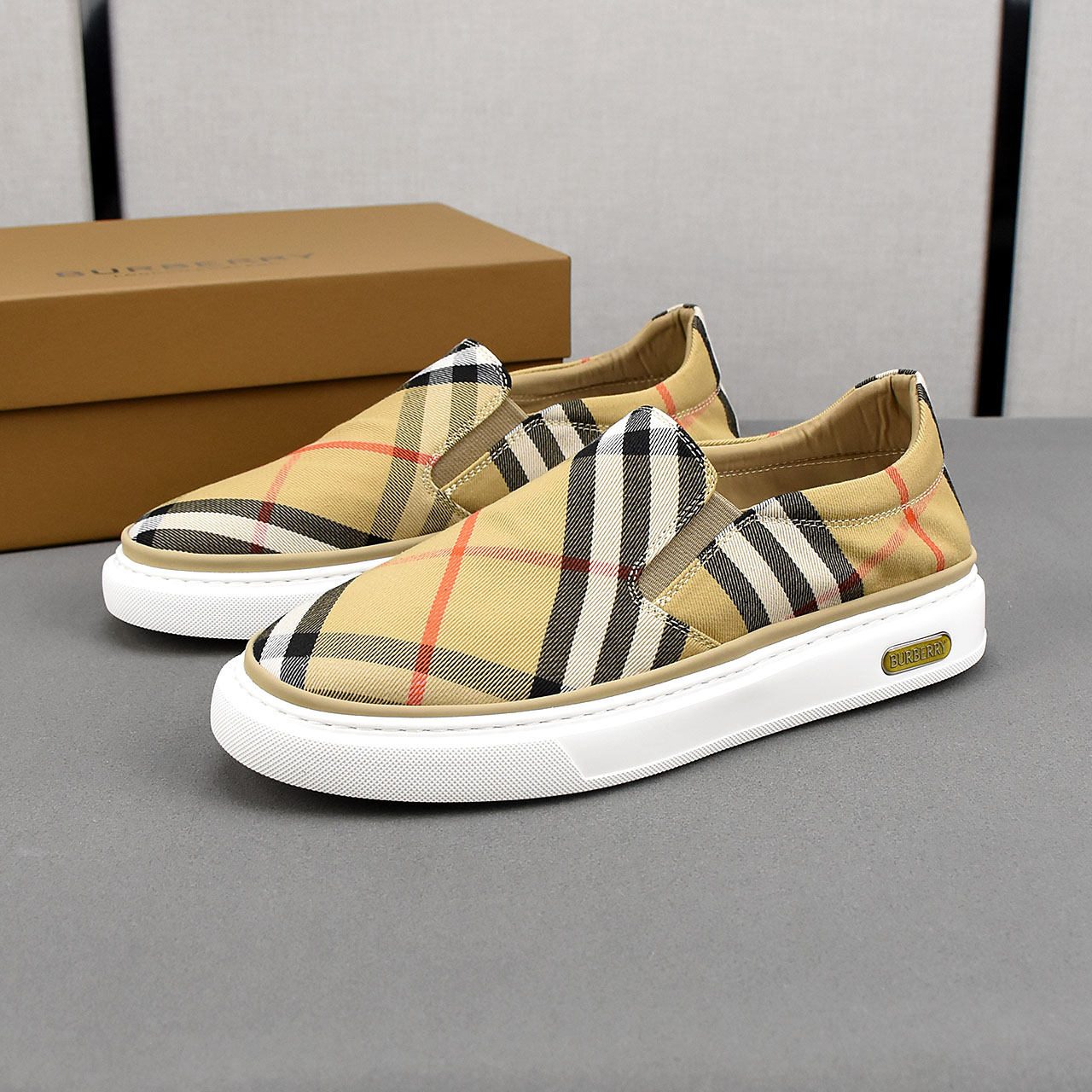 NO:348177,P (Burberry) breathable small cloth shoes, the upper is made of comfortable and breathable fabric, ultra-light soft rubber foamed sole. Men's model 39-44 (38 customized).,,burberry19860909P（巴宝莉）透气小布鞋,鞋面采用舒适透气布料,超轻软橡胶发泡大底.男款39-44(38定做).,,burberry,Men's shoes