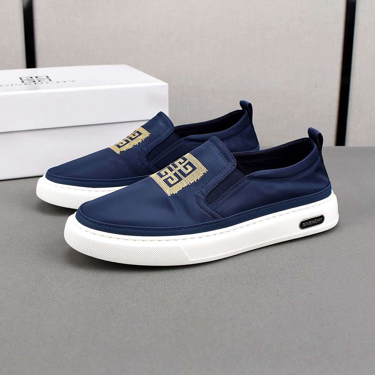 NO:283500,P (Givenchy) breathable small cloth shoes, the upper is comfortable and breathable fabric, ultra-light soft rubber foamed sole. Men's model 39-44 (38 customized).,, givennchy19860909P（纪梵希）透气小布鞋,鞋面采用舒适透气布料,超轻软橡胶发泡大底.男款39-44(38定做).,,givenchy,Men's shoes