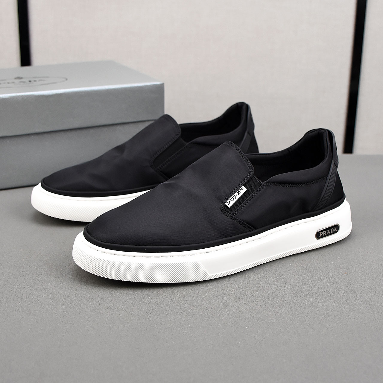 NO:356177,PPrada breathable small cloth shoes, the upper is comfortable and breathable fabric, ultra-light and soft foamed outsole. Men's model 39-44.,,prada,prada19860909PPrada普拉达透气小布鞋,鞋面采用舒适透气布料,超轻软发泡大底.男款39-44.,,prada,prada,Men's shoes