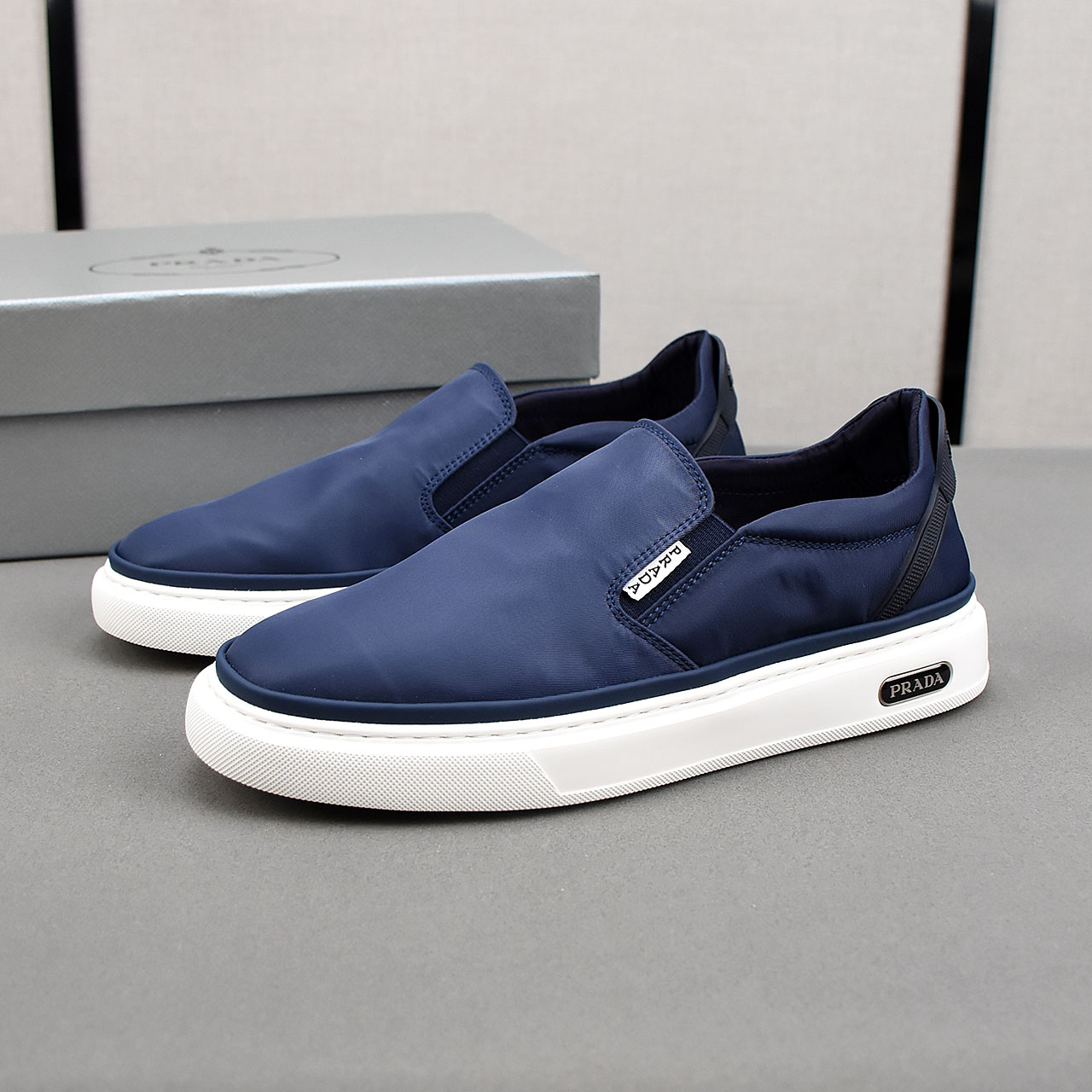 NO:279997,PPrada breathable small cloth shoes, the upper is comfortable and breathable fabric, ultra-light and soft foamed outsole. Men's model 39-44.,,prada,prada19860909PPrada普拉达透气小布鞋,鞋面采用舒适透气布料,超轻软发泡大底.男款39-44.,,prada,prada,Men's shoes