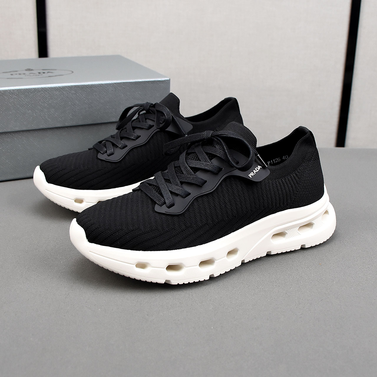 NO:279951,P Prada breathable flying woven shoes, the upper is made of comfortable and breathable fabric, ultra-light rubber foamed outsole. Men's model 39-44.,,prada19860909P普拉达透气飞织鞋,鞋面采用舒适透气面料,超轻橡胶发泡大底.男款39-44.,,prada,Men's shoes