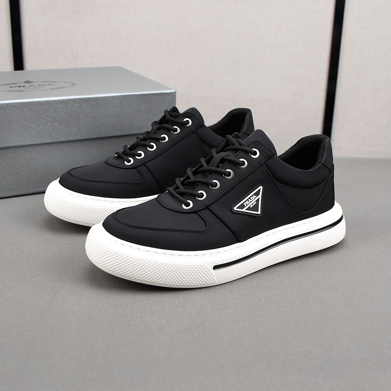 NO:348579,P【Prada】Breathable lace-up cloth shoes, the upper is comfortable and breathable fabric, ultra-light and soft foamed outsole. Men's model 39-44 (38 can be customized).,,prada19860909P【普拉达】透气系带布鞋,鞋面采用舒适透气布料,超轻软发泡大底.男款39-44(38可定做).,,prada,Men's shoes