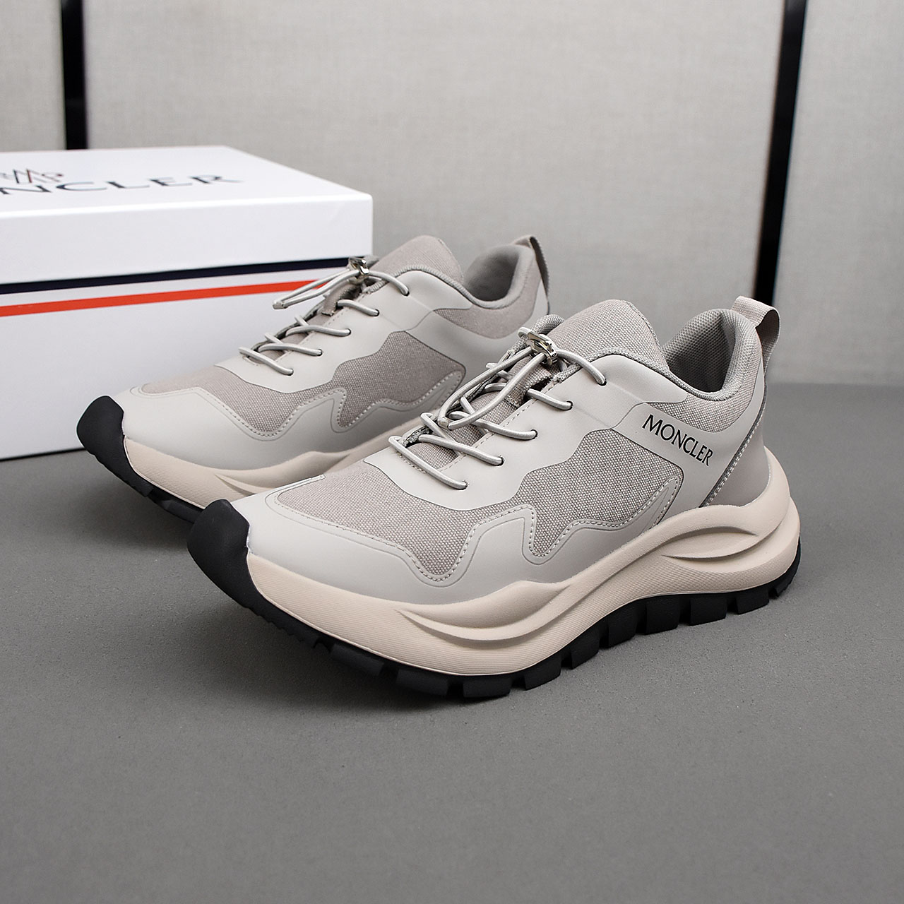 NO:348454,P Moncler men's outdoor lace-up sneakers are comfortable and anti-slip, designed for outdoor running or urban stroll. They are both innovative, functional and graphic details, drawing inspiration from the mountain atmosphere and interpreting fashion. They are spliced ​​with a variety of original materials, and the upper is designed with shoelaces and rubber inserts. The sole is made of foamed and ultra-light sole, which has high elasticity and high wear resistance, and improves comfort!  39-44 (38 and 45 custom made), Moncler, sneakers19860909P Moncler蒙口男士户外系带运动鞋,具有舒适防滑性能,专为户外跑步或都市漫步而设.兼备创新、功能性与图形细节于一体,从高山氛围汲取灵感,诠释潮流时尚.多种原版材料拼接而成,鞋面采用鞋带和橡胶嵌件设计,大底采发泡超轻大底,具有高弹性高耐磨性,提高舒适性！39-44(38和45定做),,Moncler,sneakers,Men's shoes