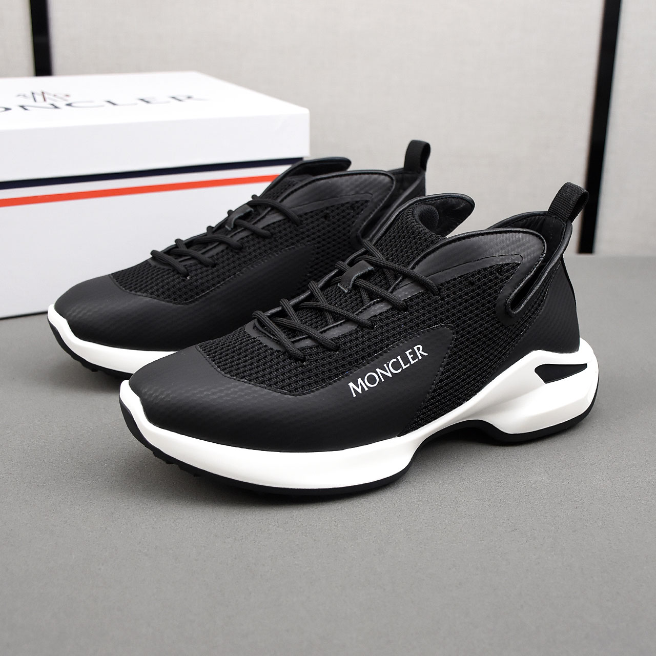 NO:348476,PMoncler men's outdoor lace-up sneakers have comfortable and anti-slip properties, and are designed for outdoor running or urban stroll. They are innovative, functional and graphic details, drawing inspiration from the mountain atmosphere and interpreting fashion. A variety of original materials are spliced ​​together, the upper is designed with shoelaces and rubber inserts, and the sole is foamed and ultra-light sole, which has high elasticity and high wear resistance, improving comfort!  39-44 (38 45 customized), Moncler, sneakers19860909PMoncler蒙口男士户外系带运动鞋,具有舒适防滑性能,专为户外跑步或都市漫步而设.兼备创新、功能性与图形细节于一体,从高山氛围汲取灵感,诠释潮流时尚.多种原版材料拼接而成,鞋面采用鞋带和橡胶嵌件设计,大底采发泡超轻大底,具有高弹性高耐磨性,提高舒适性！39-44(38 45定做),,Moncler,sneakers,Men's shoes