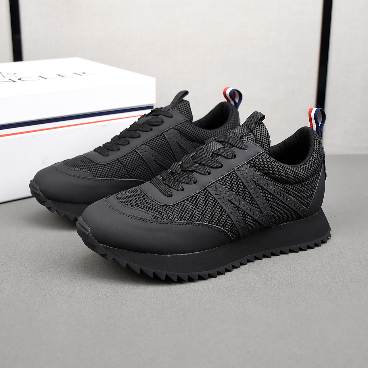 NO:556885,PMoncler men's outdoor lace-up sports shoes with comfortable and non-slip properties are specially designed for outdoor running or urban strolling. They combine innovation, functionality and graphic details, drawing inspiration from the mountain atmosphere to interpret trendy fashion. They are made of a variety of original materials. The upper is designed with shoelaces and rubber inserts. The outsole is made of TPU+rubber+high-elastic rubber foam combination, which is highly elastic and wear-resistant, improving comfort!  39-44(38 45 customized),,Moncler,sneakers19860909PMoncler蒙口男士户外系带运动鞋,具有舒适防滑性能,专为户外跑步或都市漫步而设.兼备创新、功能性与图形细节于一体,从高山氛围汲取灵感,诠释潮流时尚.多种原版材料拼接而成,鞋面采用鞋带和橡胶嵌件设计,大底采用TPU+橡胶+高弹橡胶发泡组合成型,具有高弹性高耐磨性,提高舒适性！39-44(38 45定做),,Moncler,sneakers,Men's shoes
