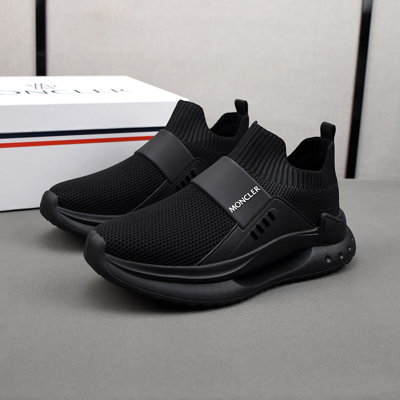 NO:347279,P Moncler men's outdoor lace-up sneakers are comfortable and anti-slip, designed for outdoor running or urban stroll. They are both innovative, functional and graphic details, drawing inspiration from the mountain atmosphere and interpreting fashion. They are spliced ​​with a variety of original materials, and the upper is designed with shoelaces and rubber inserts. The sole is made of foamed and ultra-light sole, which has high elasticity and high wear resistance, and improves comfort!  39-44 (38 45 customized) 4 color selection, Moncler, sneakers19860909P Moncler蒙口男士户外系带运动鞋,具有舒适防滑性能,专为户外跑步或都市漫步而设.兼备创新、功能性与图形细节于一体,从高山氛围汲取灵感,诠释潮流时尚.多种原版材料拼接而成,鞋面采用鞋带和橡胶嵌件设计,大底采发泡超轻大底,具有高弹性高耐磨性,提高舒适性！39-44(38 45定做)4色选,,Moncler,sneakers,Men's shoes