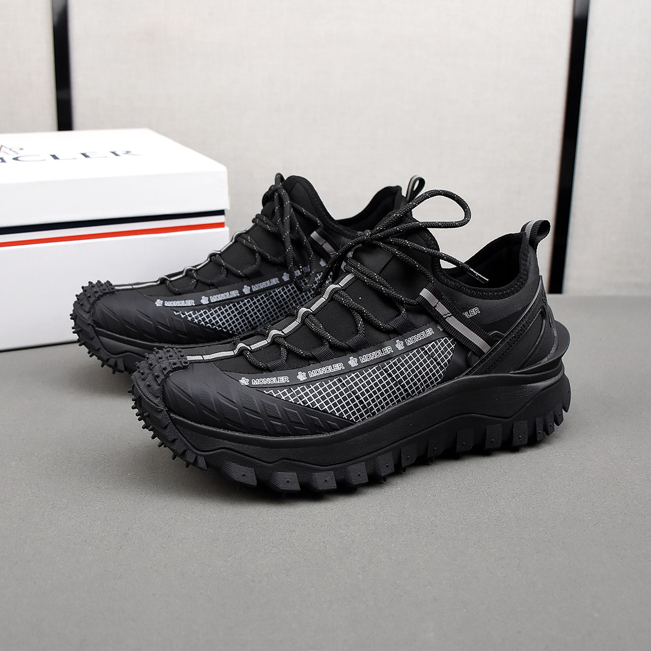 NO:556890,P Top Version Men's Moncler/Mask Trailgrip Lite3 Series Outdoor Casual Sports Shoes Dad's Shoes Original purchase, development and production This Trailgrip Lite 3 is made of cow split leather and is specially designed for outdoor activities in warm weather. It is designed with knitted socks to make it more convenient to wear, and the EVA midsole adds flexibility, Vibram  The MEGAGRIP composite bottom surface gives the shoes excellent grip and durability. The Ortholite insole is easy to clean, while enhancing the permeability of the shoes and providing a comfortable cushioning effect. Exquisite packaging at the delivery counter. Fabric: Original customized technical breathable fabric. Lining: Imported breathable mesh lining. Sole: Original open mold foam + rubber material. Bottom thickness 4CM Size:   Men's 39-44 (38/45 custom code),,Moncler,Moncler,sneakers19860909P顶级版本男款 Moncler盟可睐/蒙口Trailgrip Lite3系列 户外 休闲 运动鞋 老爹鞋 原版购入开发 做货 这款Trailgrip Lite 3采用牛剖层革制成,专为温暖天气下的户外活动而设计.搭配针织袜筒设计,穿着更加便捷,EVA中底倍添灵活性,Vibram MEGAGRIP复合底面赋予鞋履出色抓地力和耐久性.Ortholite鞋垫易于清洗,同时可增强鞋履的通透性,并提供舒适的缓冲效果 配送专柜精美包装 面料 : 原版定制科技透气面料 内里 : 进口透气网里 鞋底 : 原版开模发泡+橡胶材质 底厚 4CM Size : 男款39-44（38/45定制码),,Moncler,Moncler,sneakers,Men's shoes