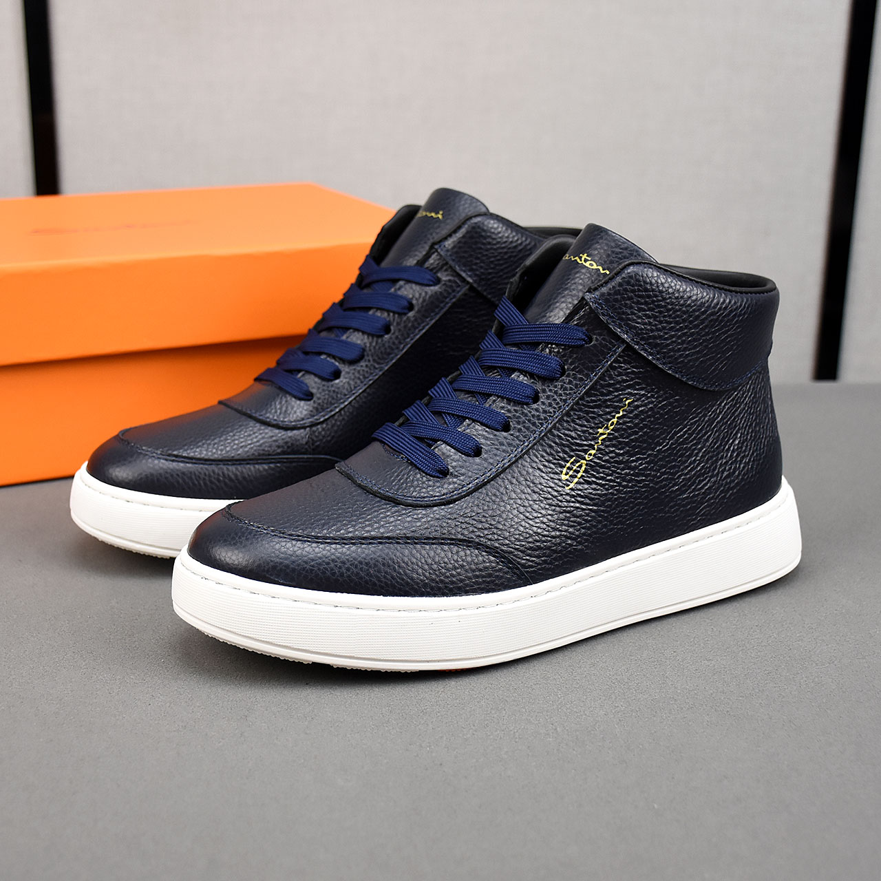 NO:621045,PP Pili Maoli [SANTONI short boots] Santoni - the world's top brand that is very rare in both brand and style, dream shoes from Italy!  These booties combine classic charm with modern cool fashion!  The entire boot process is purely handmade!  The upper is made of imported grain cowhide, and there are two options of sheepskin and real wool on the inside. It feels great on the feet and has strong craftsmanship, which adds a fashionable highlight to these boots. The outsole is non-slip and wear-resistant, showing high-end [SIZE] 39-44 (please specify leather lining or wool lining when placing an order), boots, cowhide, sheepskin19860909PP皮里 毛里【SANTONI短靴】圣东尼--无论是品牌还是款式都非常少见的世界顶级品牌,来自意大利的梦幻鞋履！ 这款短靴将经典魅力和带有现代酷时尚完美结合！整双靴子过程由纯手工制作！鞋面采用进口粒面牛皮,内里有羊皮和真羊毛两种选择,脚感超好,工艺强大,为这款靴子增添了时尚的亮点,大底防滑耐磨,尽显高档【SIZE】39-44(下单备注好皮里或毛里),,boots,cowhide,sheepskin,Men's shoes