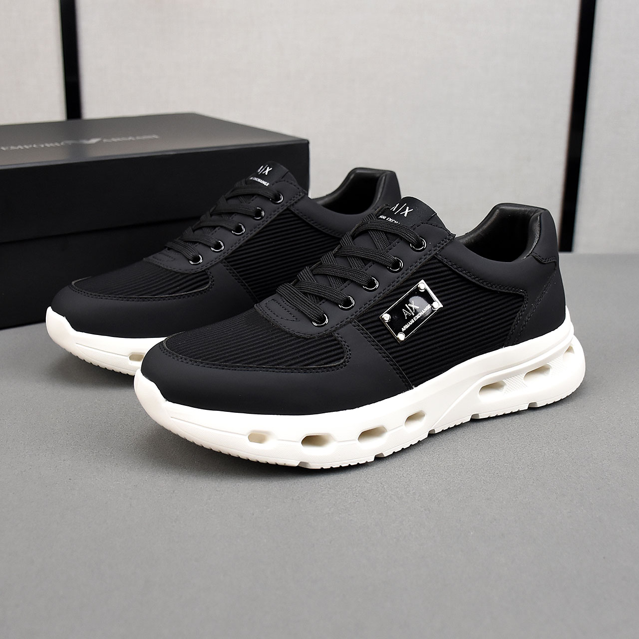 NO:556930,P【Armani】Armani AX. The classic design has become a fashion favorite that never ends. It uses imported cowhide leather upper and sheepskin lining. It can be worn in all seasons. The brand-specific outsole has a harmonious and unified overall design without lacking personality. You deserve it!  38-44 (45 customized),,armani,armani,cowhide,sheepskin19860909P【Armani】阿玛尼 AX .经典的设计成为永不落幕的时尚宠儿,采用进口牛皮鞋面,羊皮内里.四季可穿.品牌专用大底,整体设计和谐统一又不缺乏个性 你值得拥有！38-44（45定做）,,armani,armani,cowhide,sheepskin,Men's shoes