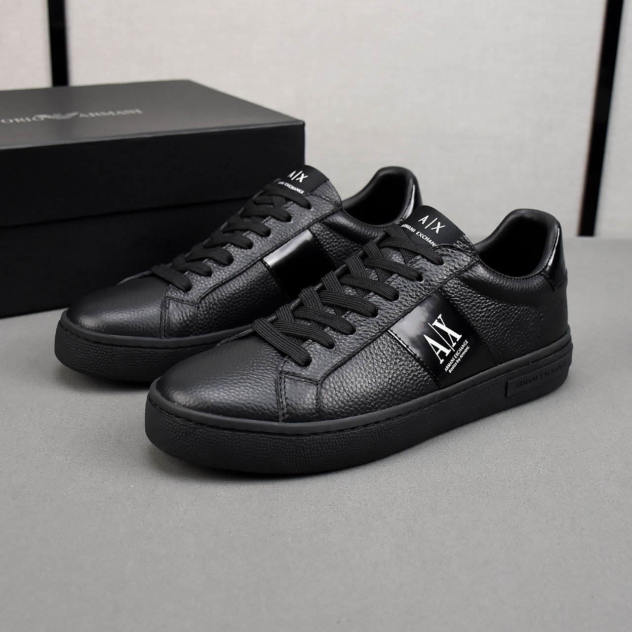 NO:556939,P GIORGIO ARMANI/Giorgio Armani A |  Size38-44 (45 customized),,armani,armani,cowhide19860909P GIORGIO ARMANI/乔治阿玛尼A|X 男士休闲鞋采用头层牛皮透气羊里,后跟光滑小牛皮包裹,皮质柔软细腻,舒适透气,鞋舌饰有品牌logo字母,侧跟饰有品牌标,橡胶大底,防滑耐磨,上脚舒适洋气！ Size38-44（45定做）,,armani,armani,cowhide,Men's shoes
