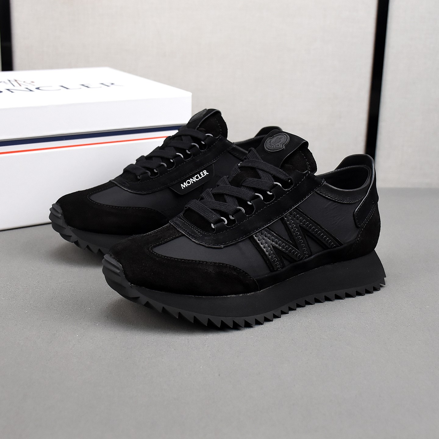 NO:556895,P Top Version Men's Moncler/Mask Outdoor Casual Sports Shoes Dad's Shoes Original purchase, development and production This model is made of cow split leather, specially designed for outdoor activities in warm weather. Designed with knitted socks, it is more convenient to wear, and the EVA midsole adds flexibility. The Vibram MEGAGRIP composite bottom gives the shoes excellent grip and durability. Ortholite insoles are easy to clean, while enhancing the permeability of the shoes and providing a comfortable cushioning effect.  Exquisite packaging at the delivery counter Fabric: Original customized technical breathable fabric Lining: Imported breathable mesh lining Sole: Original molded foam + rubber material Sole thickness 4CM Size: Men's 39-44 (38/45 custom code), Moncler, sneakers19860909P顶级版本男款 Moncler/蒙口 户外 休闲 运动鞋 老爹鞋 原版购入开发 做货 这款采用牛剖层革制成,专为温暖天气下的户外活动而设计.搭配针织袜筒设计,穿着更加便捷,EVA中底倍添灵活性,Vibram MEGAGRIP复合底面赋予鞋履出色抓地力和耐久性.Ortholite鞋垫易于清洗,同时可增强鞋履的通透性,并提供舒适的缓冲效果 配送专柜精美包装 面料 : 原版定制科技透气面料 内里 : 进口透气网里 鞋底 : 原版开模发泡+橡胶材质 底厚 4CM Size : 男款39-44（38/45定制码),,Moncler,sneakers,Men's shoes