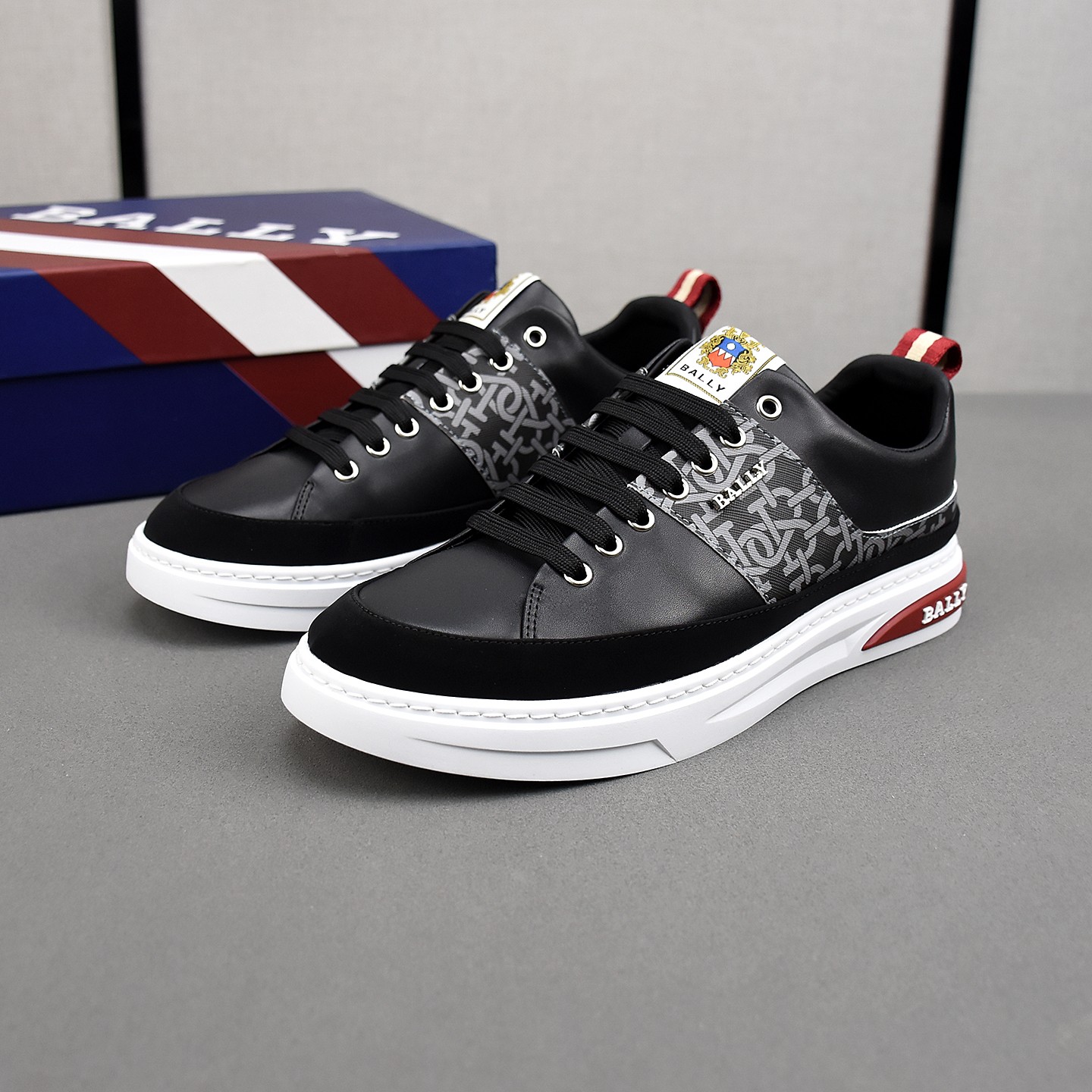 NO:605034,PBALLY/Bally's new casual shoes are made of calfskin stitching, combining elegant style and innovative design. The brand logo on the outside of the outsole is full of modern style, and the tongue is decorated with the brand letter logo, which all explains the brand style!  Yangli, private mold rubber outsole!  Soft, lightweight, comfortable and durable on the feet!  38-44 (45 customized),, bally, cowhide19860909PBALLY/巴利新款休闲鞋,采用小牛皮拼接打造,糅合优雅风范与创新设计.大底外侧品牌Logo标志,摩登风范十足,鞋舌饰有品牌字母徽标,无不阐释品牌格调！羊里,私模橡胶大底！上脚柔软轻便舒适耐看！38-44（45定做）,,bally,cowhide,Men's shoes