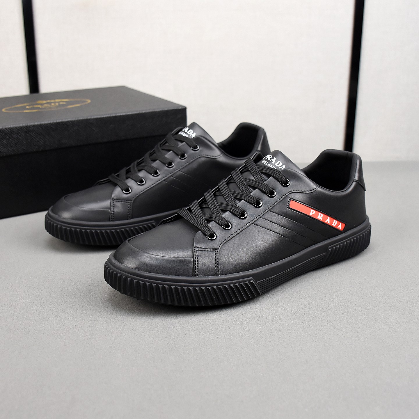 NO:605039,PPrada detonated the audience!  Prada, an international brand that is constantly innovating, this men's casual shoe, the original version, made of cowhide leather at a one-to-one ratio at the counter, with leather feet and rubber non-slip outsole, breathable and comfortable, with quality speaking 38-44,, prada, prada, cowhide19860909PPrada引爆全场！不断创新的国际品牌普拉达 此款男士休闲鞋,原版版本,专柜一比一牛皮材质,皮垫脚橡胶防滑大底,透气舒适以质量说话38-44,,prada,prada,cowhide,Men's shoes