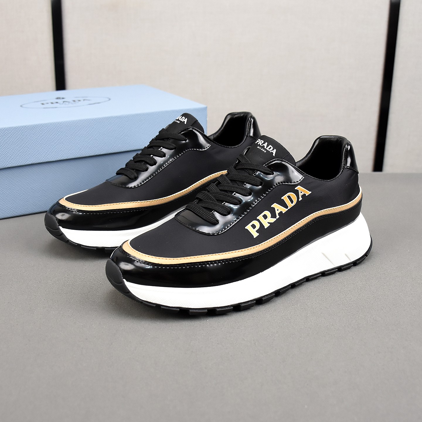 NO:664273,PPrada/Prada Prax Men's Series Casual Sports Shoes Prax sports shoes combine style and comfort. The unique sports design is defined by exquisite materials and details. Fashionable, casual and versatile, it is decorated with an enameled triangle logo on the outside, a Prada Milano printed logo on the tongue, and a 2.5cm lightweight two-color rubber sole to create a comfortable wearing experience!  Code number 38-39-40-41-42-43-44 standard leather shoe size, prada, prada, sneakers19860909PPrada/普拉达 Prax男士系列休闲运动鞋 Prax运动鞋将风格与舒适融为一体,独特的运动设计由精致的材质和细节定义.时尚休闲百搭,外侧饰以涂珐琅三角形徽标,鞋舌饰以Prada Milano印花徽标,搭配2.5cm轻便双色橡胶鞋底,缔造舒适的穿着体验！ 码数38-39-40-41-42-43-44标准皮鞋尺码,,prada,prada,sneakers,Men's shoes