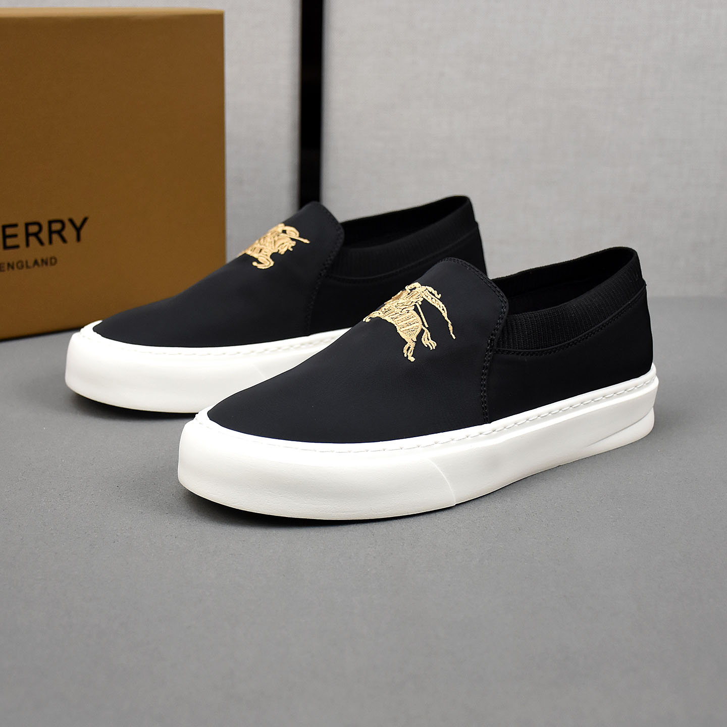 NO:745948,P breathable cloth shoes, the upper is made of comfortable and breathable fabric, ultra-light rubber foam outsole. Men's size 39-44.,19860909P透气小布鞋,鞋面采用舒适透气布料,超轻橡胶发泡大底.男款39-44.,,Men's shoes