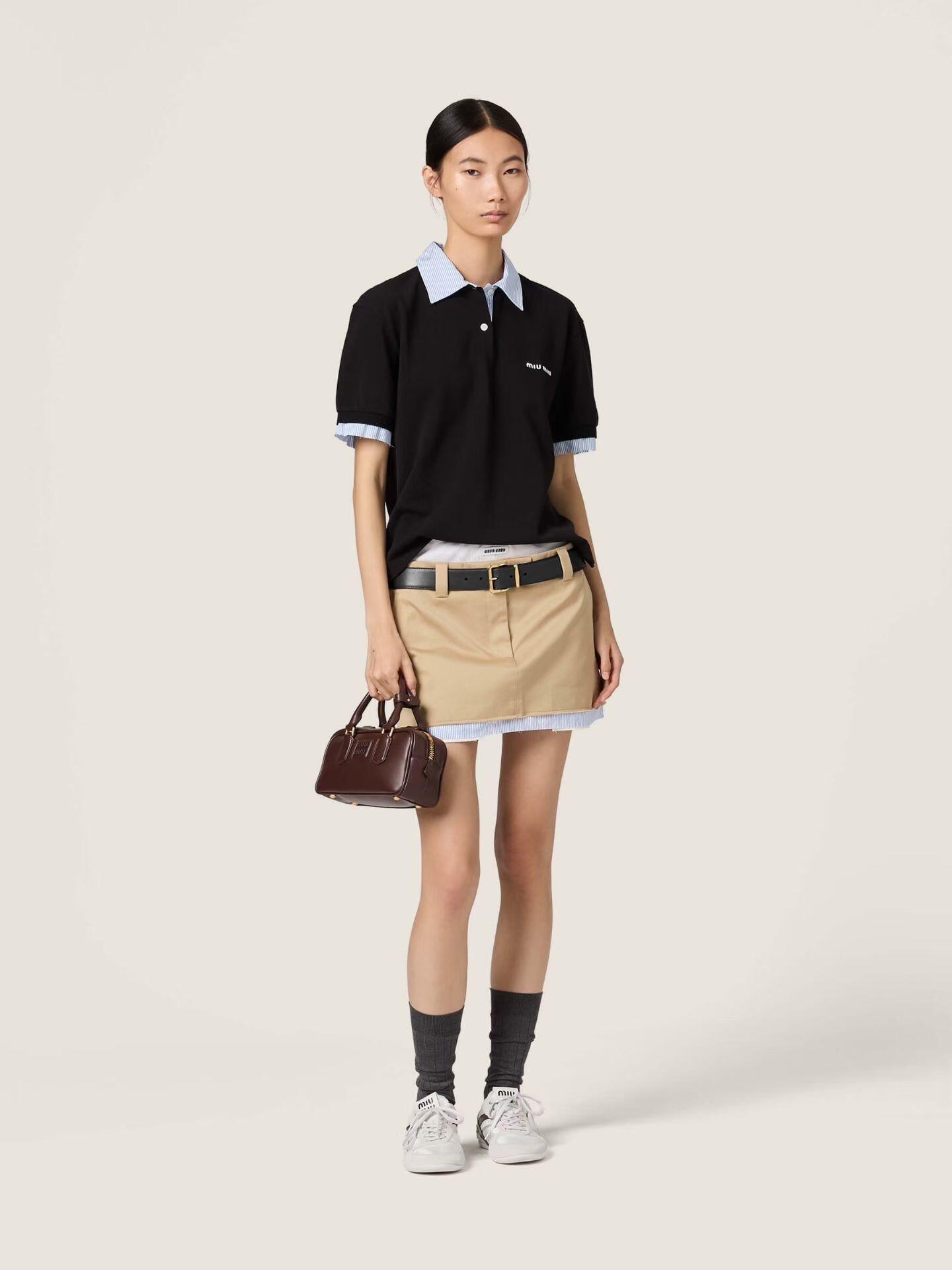 미우미우 여성 2026SS 로고 자수 스트라이프 카라 반팔 티셔츠 레플리카 18504 Miu Miu Women T Shirt