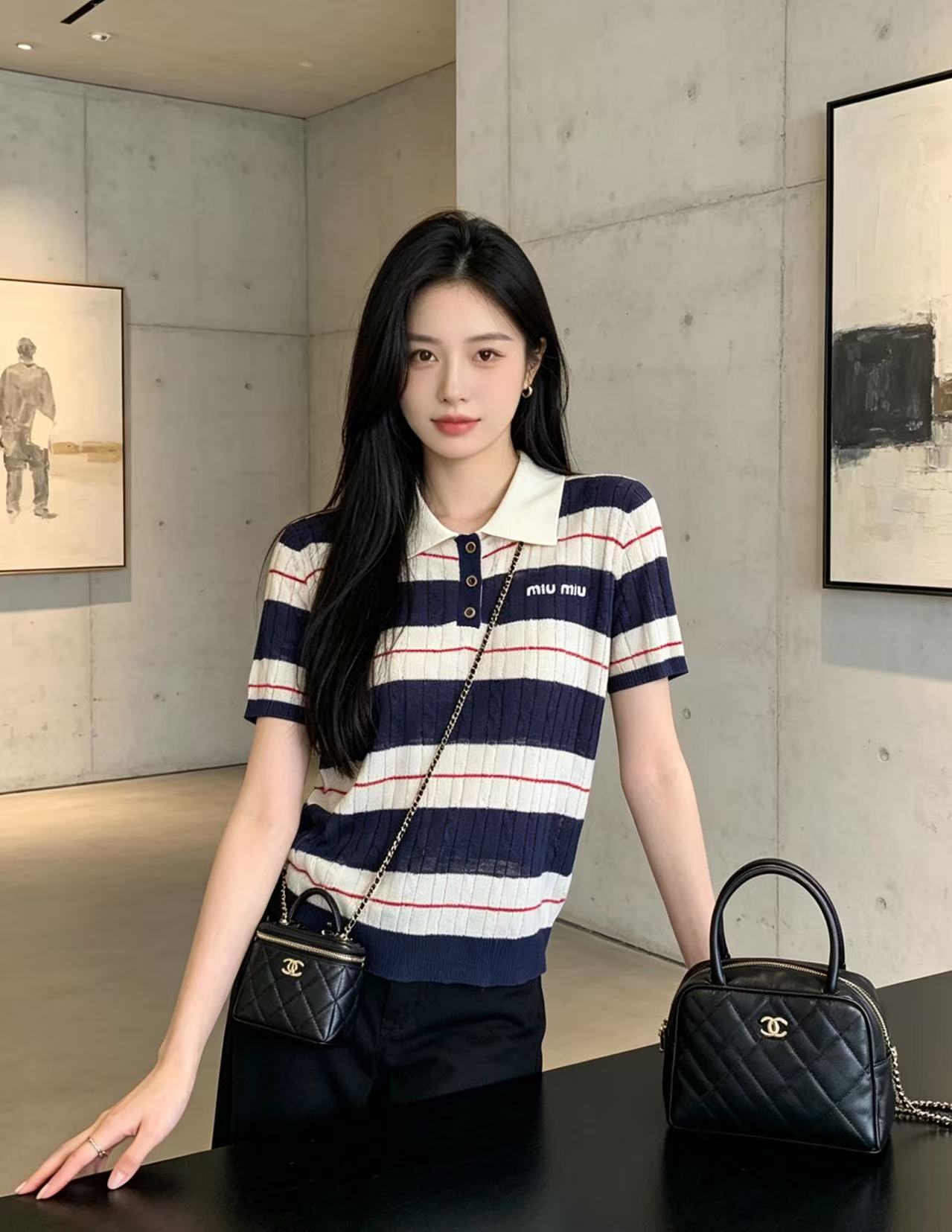 미우미우 여성 2026SS 로고 자수 스트라이프 슬림핏 카라 반팔 티셔츠 레플리카 45190 Miu Miu Women T Shirt