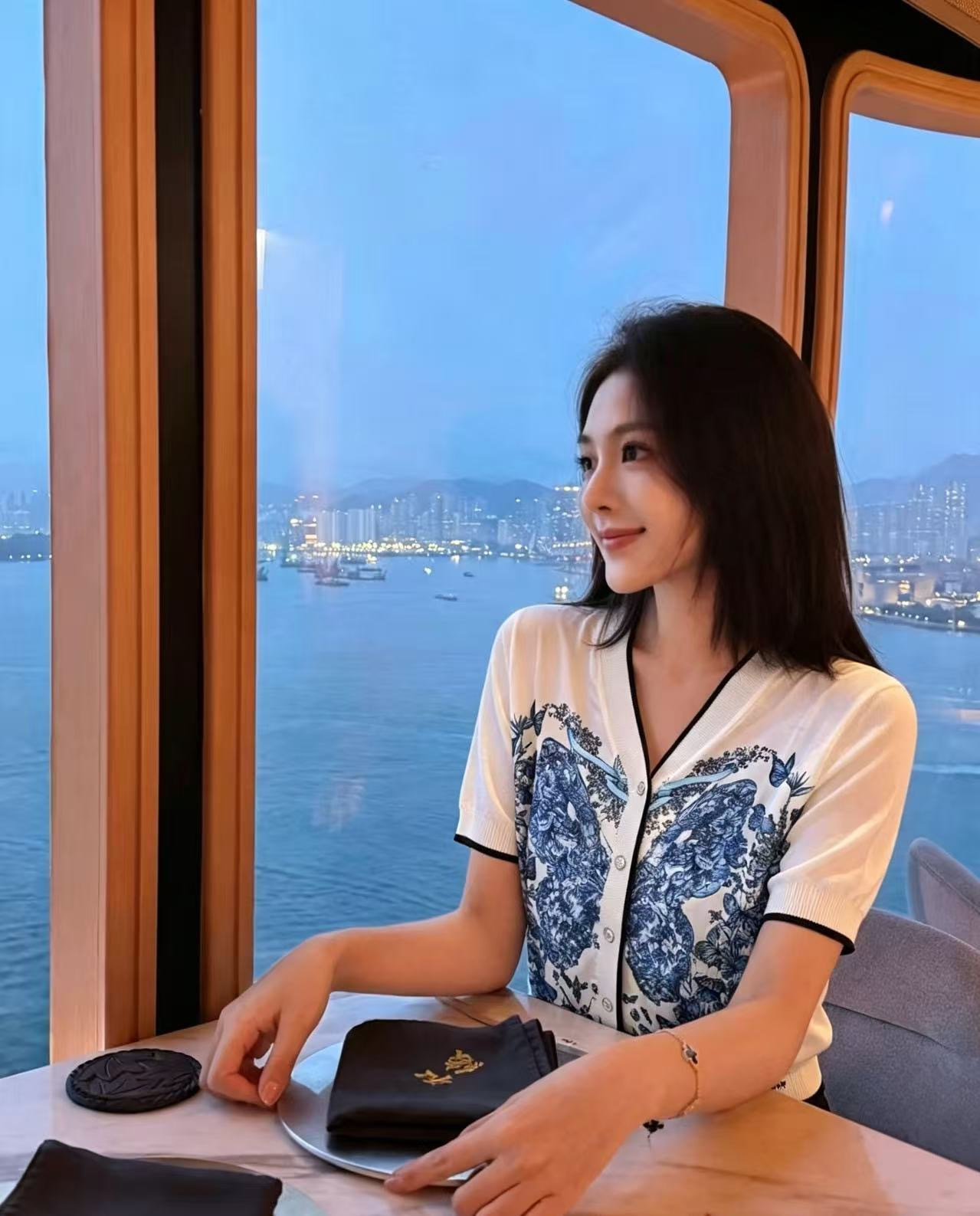 디올 블루 & 화이트 나비 자카드 V넥 반팔 가디건 156328