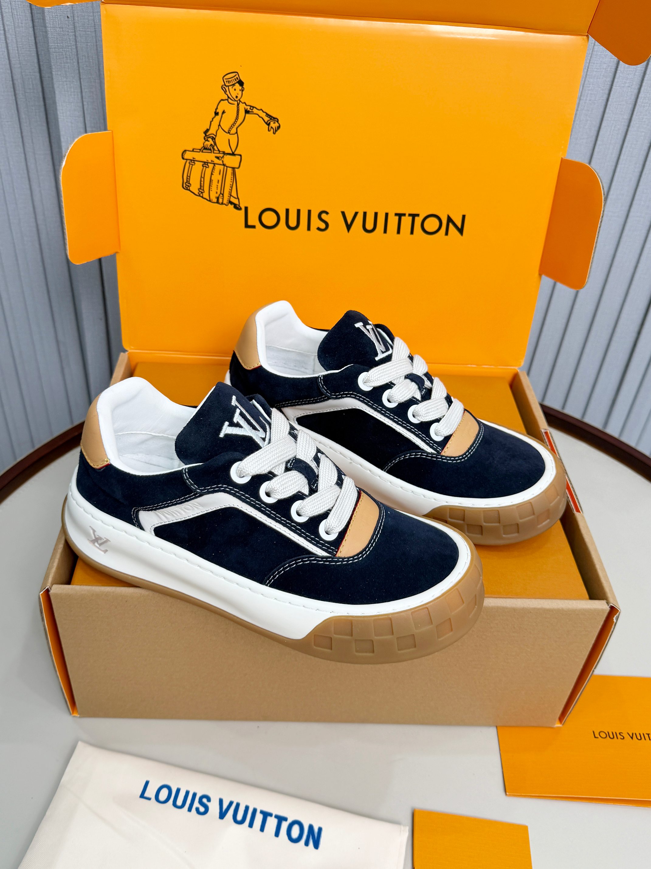 NO:694247,LV26 new product. Breadboard shoes that are no less popular than Trainer. 1:1 development and reproduction of the original version. Beautifully packaged at the counter. This pair of shoes must be picked up. Casual and versatile. The same style as the major celebrities in keeping up with the trend!  The TPU sole of the sports shoes is light and wear-resistant, making daily wear stress-free. The tongue, heel and insole have the Louis Vuitton logo, and the details are super exquisite. They can be easily worn in jeans or casual pants, suitable for commuting and leisure, and are both fashionable and practical!  size39-46,casual shoes/sports shoes,louis vuitton,louis vuitton,sneakers,jeans19860909LV26新品 热度不比Trainer低的面包板鞋 原版1:1开发复制 专柜精美包装 这双鞋必须拿下 休闲百搭 跟上潮流的休闲各大明星同款！运动鞋tpu底轻盈耐磨,日常穿搭无压力.鞋舌 后跟 和鞋垫有Louis Vuitton标识,细节超精致.无论牛仔裤还是休闲裤都能轻松驾驭,通勤休闲都适合,时尚实用两不误！ size39-46,休闲鞋/运动鞋,louis vuitton,louis vuitton,sneakers,jeans,Women's Shoes