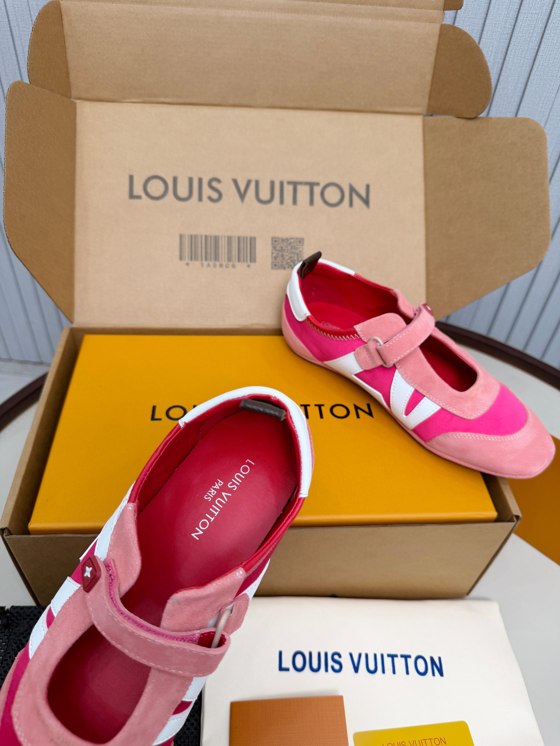NO:730827,The actual price of this model of LV Sneakerina Mary Jane shoes is made of technical silk satin and suede cow leather, which combines the comfortable texture of sports shoes with the elegant style of ballet shoes. The adjustable Velcro laces are marked with Monogram flowers. The Louis Vuitton logo and LV letters on one side continue to write the brand identity. Size: 35-39 (customized 40 41),, louis vuitton, louis vuitton, mary jane, sneakers, cowhide19860909实价本款LV Sneakerina玛丽珍鞋采用科技丝缎和绒面牛皮革,将运动鞋 的舒适质感和芭蕾舞鞋的优雅风格融于一体,再为可调节魔术贴鞋带 标注Monogram花卉.路易威登标识和一侧LV字母续写品牌身份. 码数:35-39（40 41定做）,,louis vuitton,louis vuitton,mary jane,sneakers,cowhide,Men's shoes