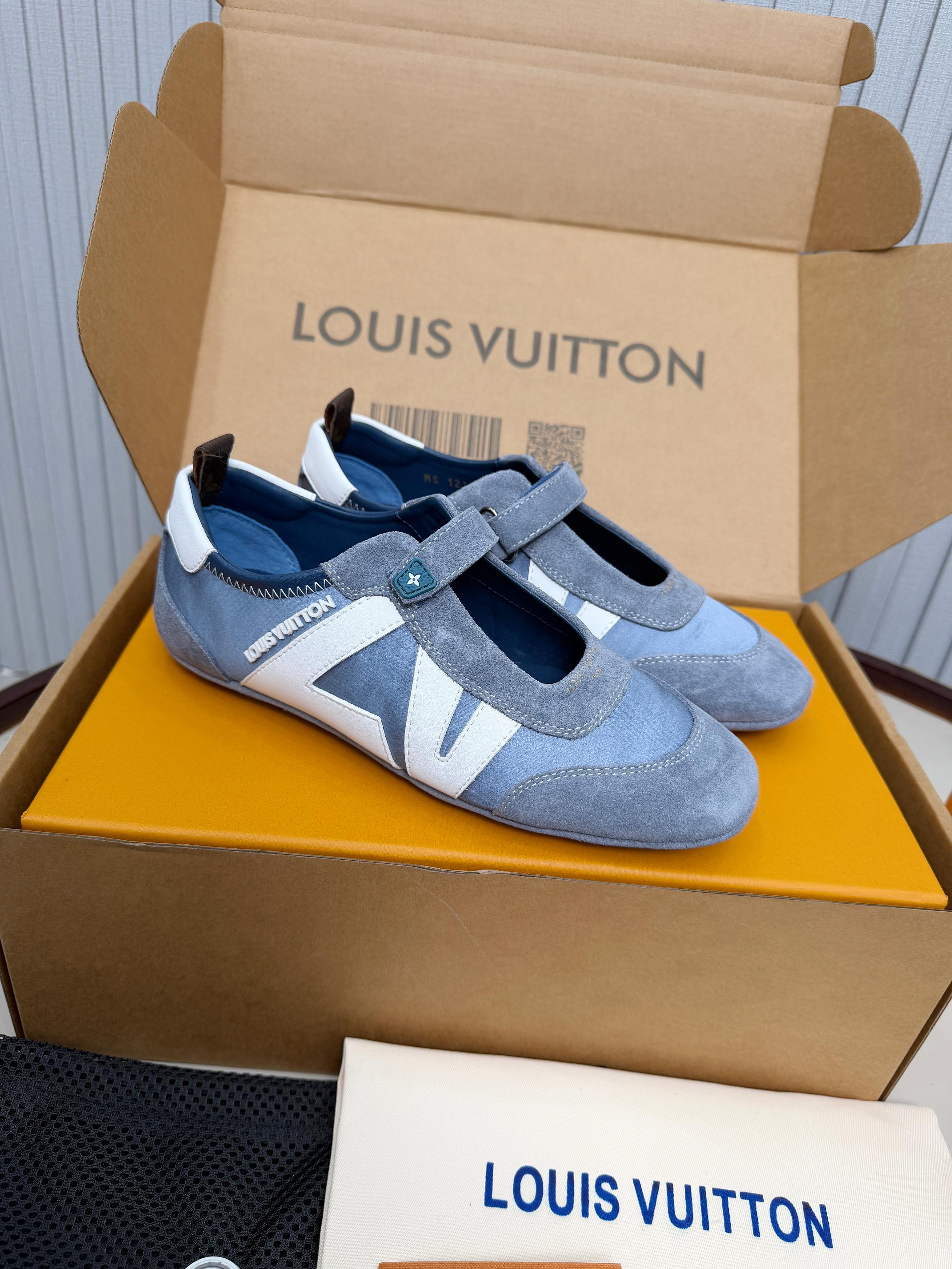 NO:730859,This LV Sneakerina Mary Jane shoe is made of technical silk satin and suede cow leather, which combines the comfortable texture of sports shoes with the elegant style of ballet shoes. The adjustable Velcro laces are marked with Monogram flowers. The Louis Vuitton logo and LV letters on one side continue to write the brand identity. Size: 35-39 (41 42 custom-made),, louis vuitton, louis vuitton, mary jane, sneakers, cowhide19860909实家本款LV Sneakerina玛丽珍鞋采用科技丝缎和绒面牛皮革,将运动鞋 的舒适质感和芭蕾舞鞋的优雅风格融于一体,再为可调节魔术贴鞋带 标注Monogram花卉.路易威登标识和一侧LV字母续写品牌身份. 码数:35-39（41 42定做）,,louis vuitton,louis vuitton,mary jane,sneakers,cowhide,Men's shoes