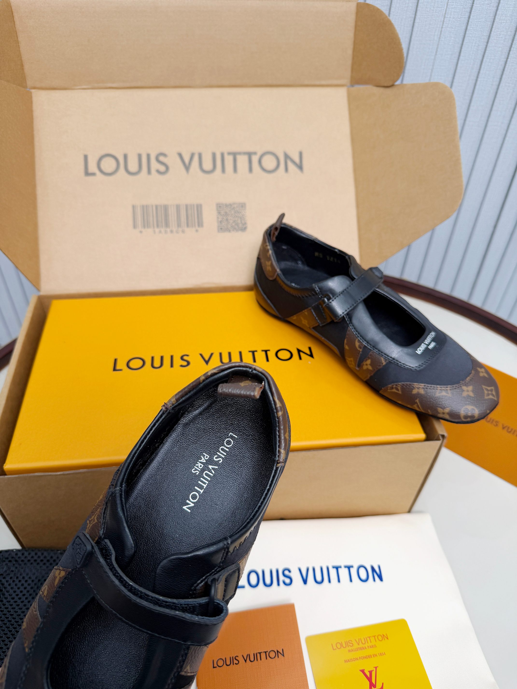 NO:730820,The actual price of this model of LV Sneakerina Mary Jane shoes is made of technical silk satin and suede cow leather, which combines the comfortable texture of sports shoes with the elegant style of ballet shoes. The adjustable Velcro laces are marked with Monogram flowers. The Louis Vuitton logo and LV letters on one side continue to write the brand identity. Size: 35-39 (41 42 customized),, louis vuitton, louis vuitton, mary jane, sneakers, cowhide19860909实价本款LV Sneakerina玛丽珍鞋采用科技丝缎和绒面牛皮革,将运动鞋 的舒适质感和芭蕾舞鞋的优雅风格融于一体,再为可调节魔术贴鞋带 标注Monogram花卉.路易威登标识和一侧LV字母续写品牌身份. 码数:35-39（41 42定做）,,louis vuitton,louis vuitton,mary jane,sneakers,cowhide,Men's shoes