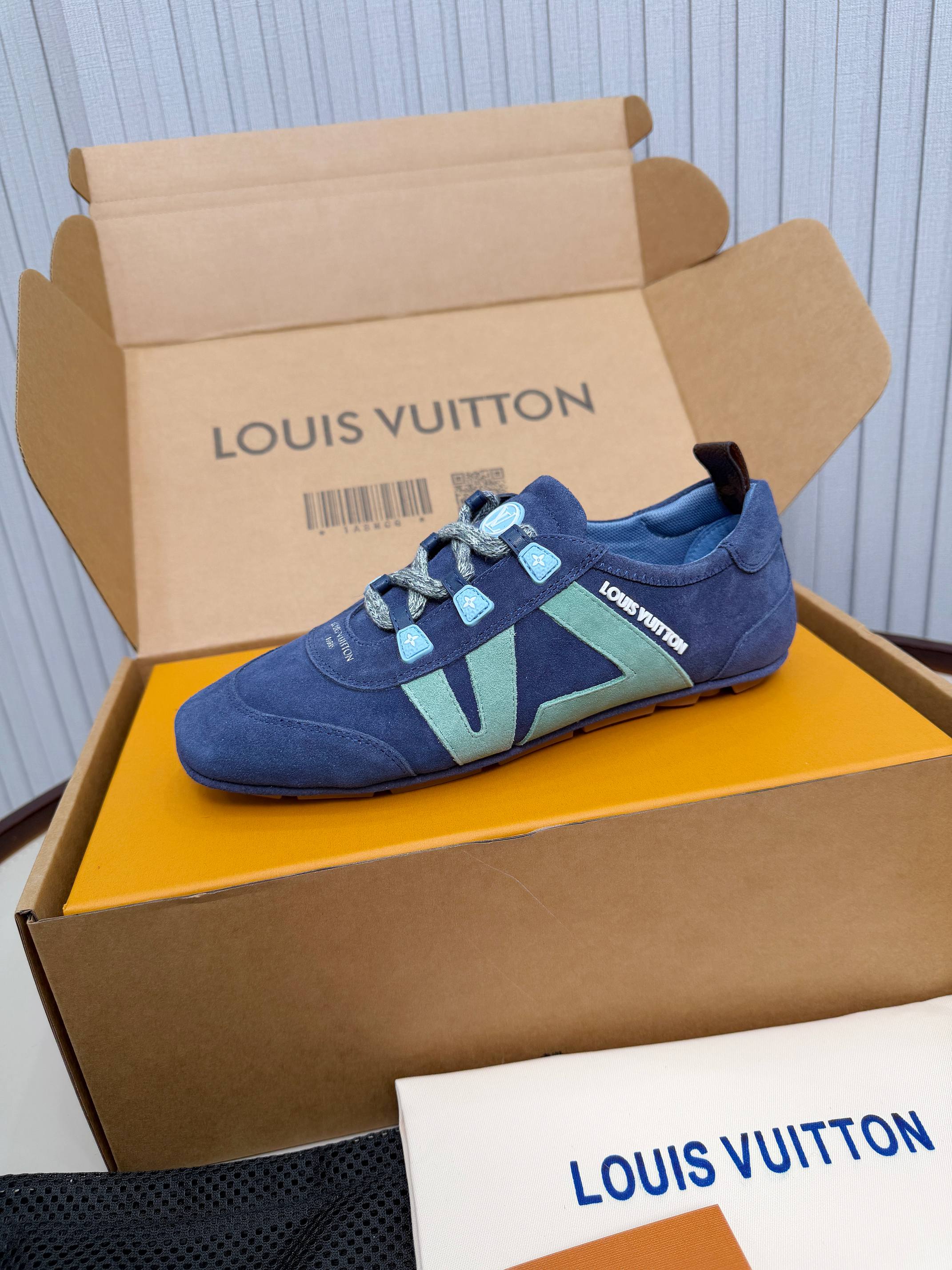 NO:730812,Real-price new models are on the shelves. Louis Vuitton 25ss lv Louis Vuitton counter's latest retro moral shoes, ballet sneakers, many Internet celebrities have put on their feet. This lace-up casual sneaker has a perfect American retro style. A classic and versatile item. Fabric cowhide + mercerized cow suede. Sheepskin lining. Original molded rubber sole. Size 35-41, (custom-made for women 41), louis vuitton, louis  vuitton,louis vuitton,sneakers,cowhide,sheepskin19860909实价新款上架 Louis Vuitton 25ss lv路易威登专柜最新复古德训鞋 ,芭蕾运动鞋 ,众多网红明星纷纷开秀上脚 ,这款系带休闲运动鞋妥妥的美式复古风格 经典百搭的单品 面料牛皮+丝光牛反绒 内里羊皮 原版开模橡胶鞋底 码数35-41,(女41定做),,louis vuitton,louis vuitton,louis vuitton,sneakers,cowhide,sheepskin,Men's shoes