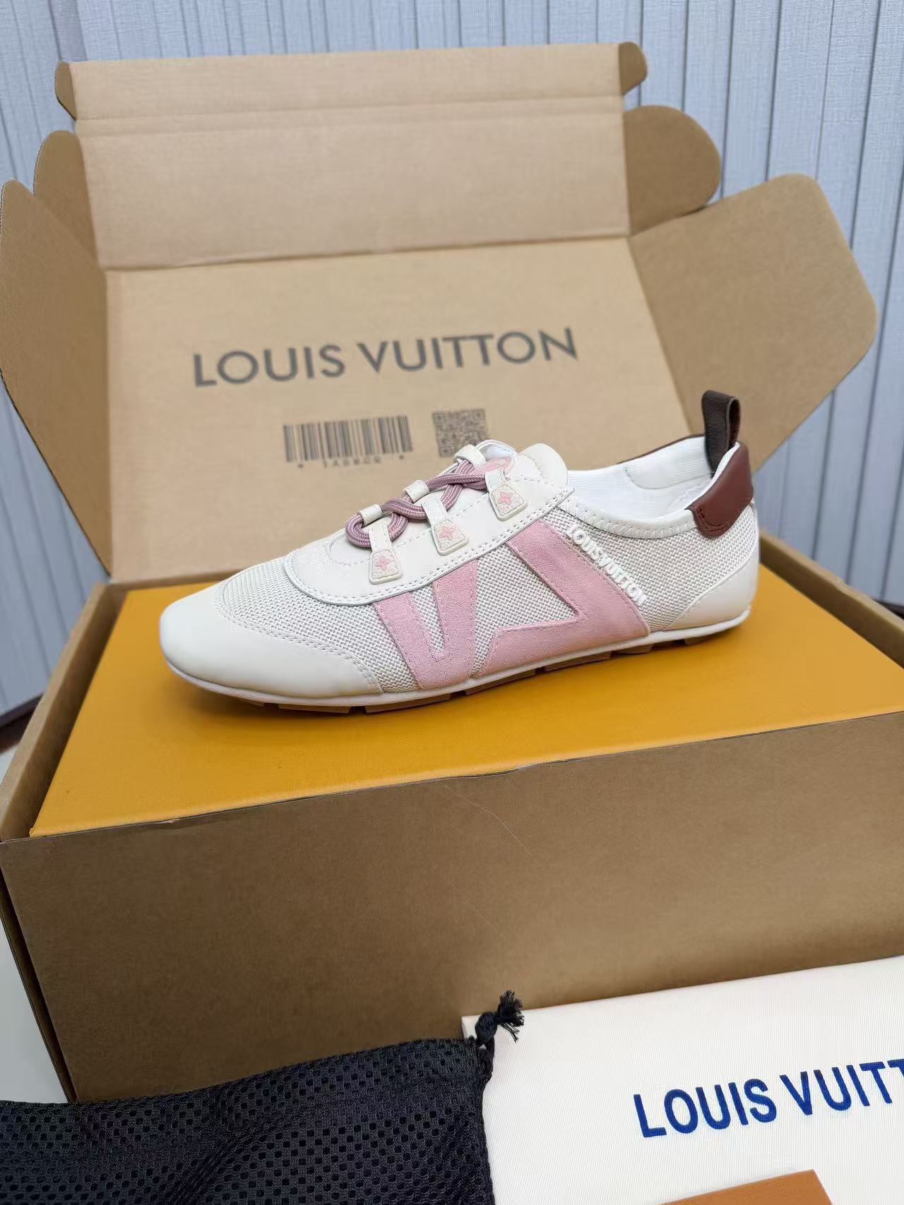 NO:730790,Louis Vuitton 25ss lv Louis Vuitton counter's latest retro moral shoes and ballet sneakers are on the shelves. Many Internet celebrity stars have put them on the show. This lace-up casual sneaker has a perfect American retro style. It is a classic and versatile item. Fabric cowhide + mercerized cow suede. Sheepskin lining. Original molded rubber sole. Size 35-41, (custom-made for women 41), louis vuitton, louis  vuitton,louis vuitton,sneakers,cowhide,sheepskin19860909实家新款上架 Louis Vuitton 25ss lv路易威登专柜最新复古德训鞋 ,芭蕾运动鞋 ,众多网红明星纷纷开秀上脚 ,这款系带休闲运动鞋妥妥的美式复古风格 经典百搭的单品 面料牛皮+丝光牛反绒 内里羊皮 原版开模橡胶鞋底 码数35-41,(女41定做),,louis vuitton,louis vuitton,louis vuitton,sneakers,cowhide,sheepskin,Men's shoes