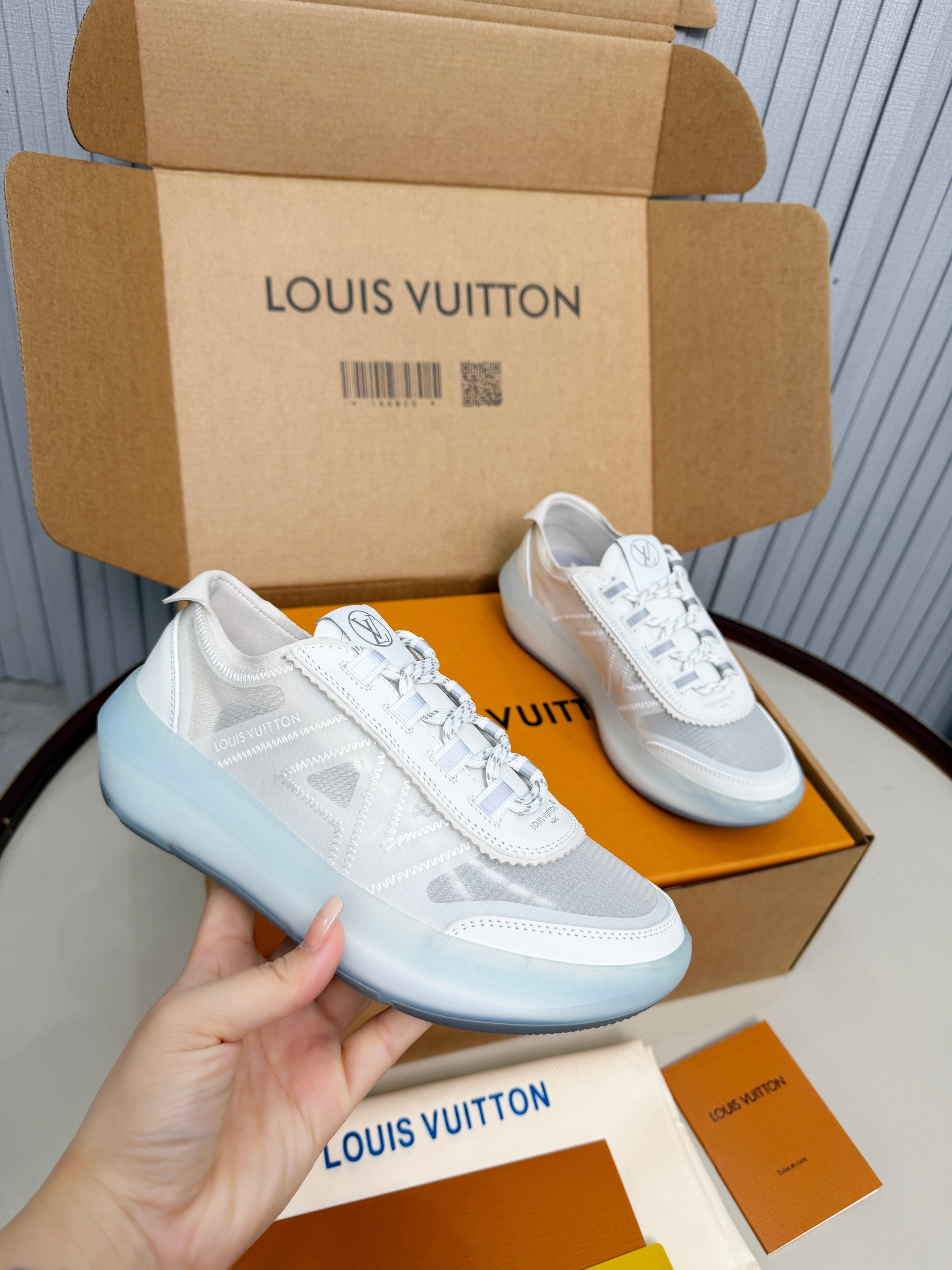 Louis Vuitton LV新推出的 Sprint运动鞋以混合科技材质制成