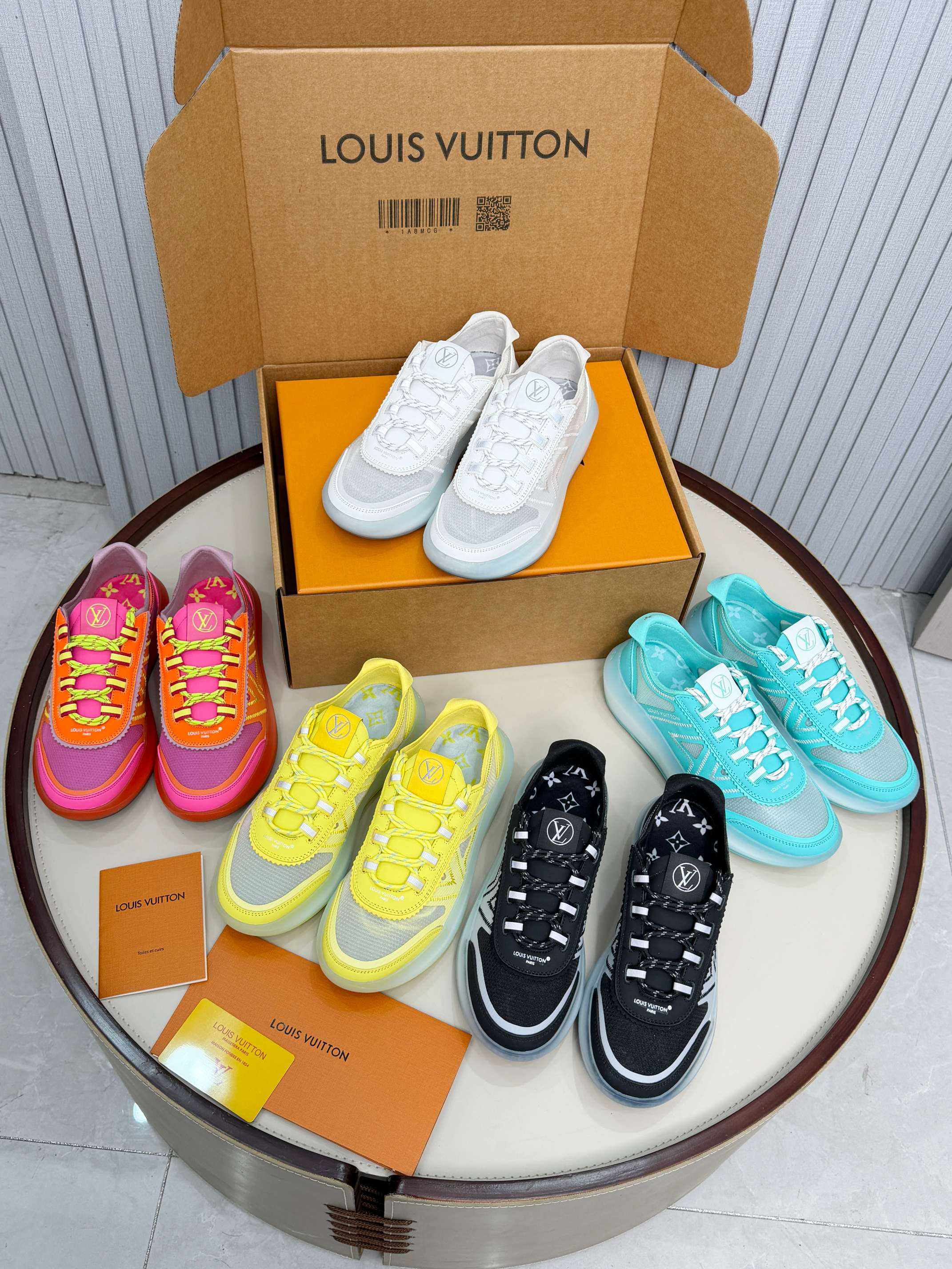 Louis Vuitton LV新推出的 Sprint运动鞋以混合科技材质制成