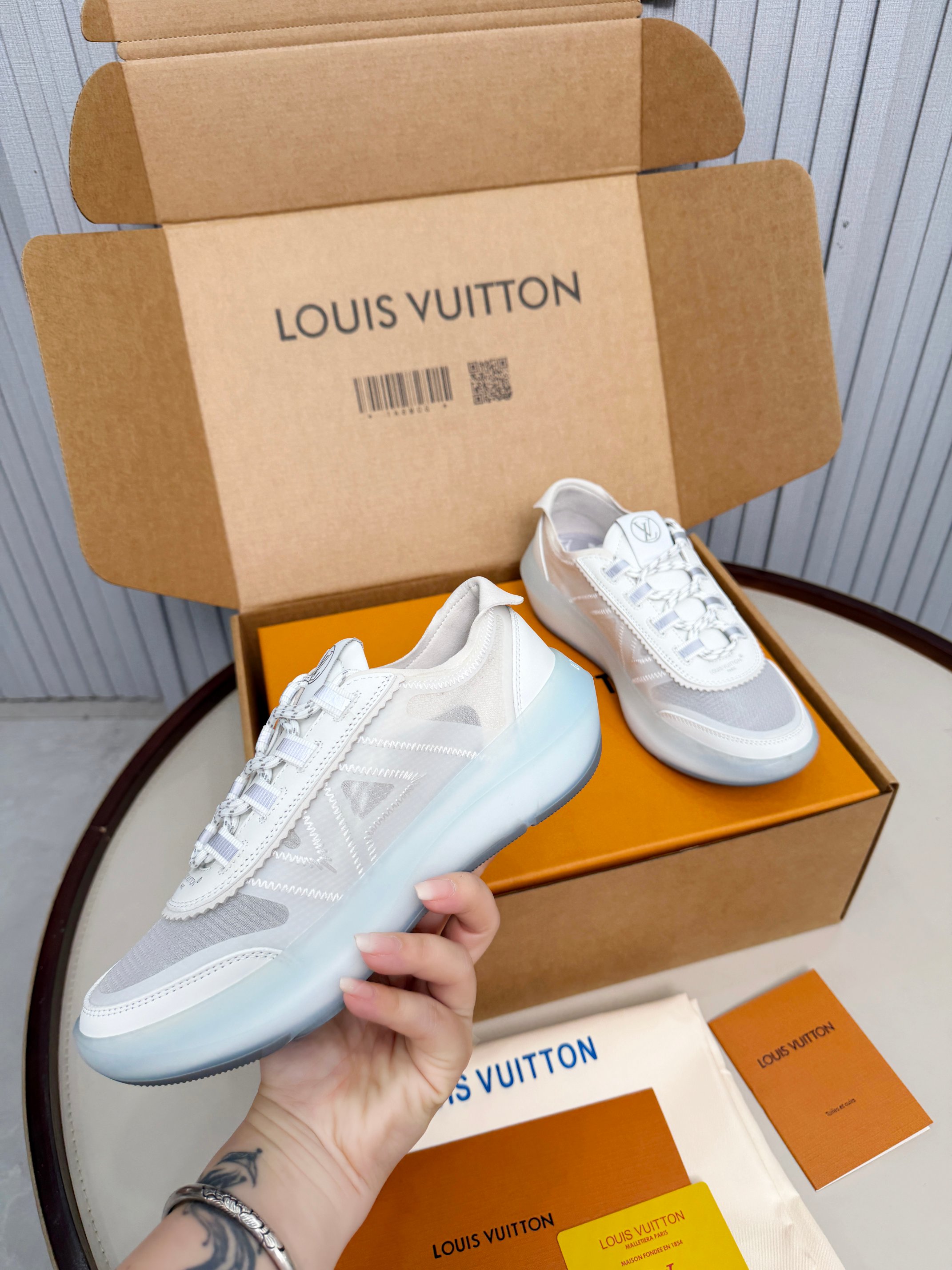 Louis Vuitton LV新推出的 Sprint运动鞋以混合科技材质制成