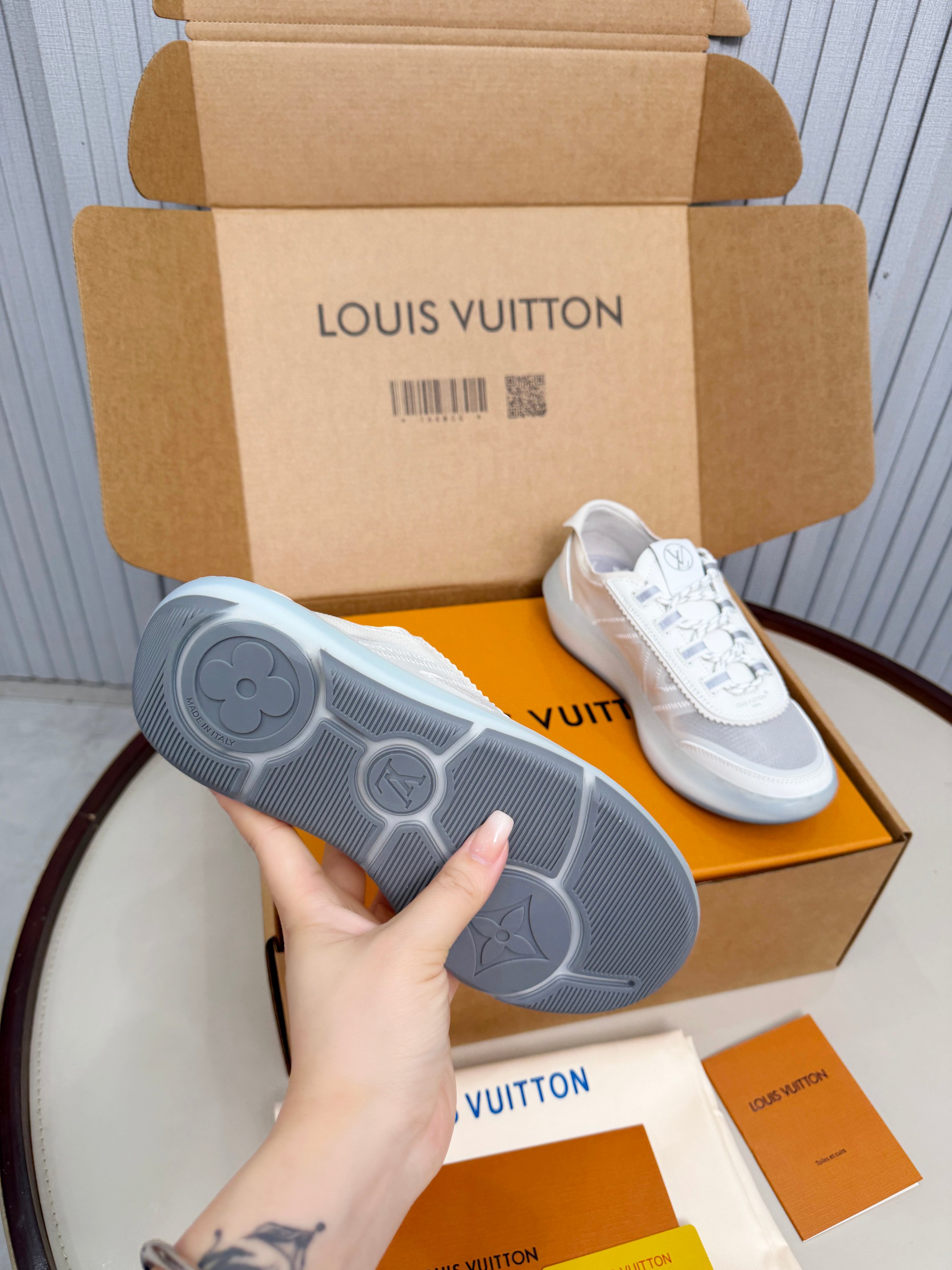 Louis Vuitton LV新推出的 Sprint运动鞋以混合科技材质制成