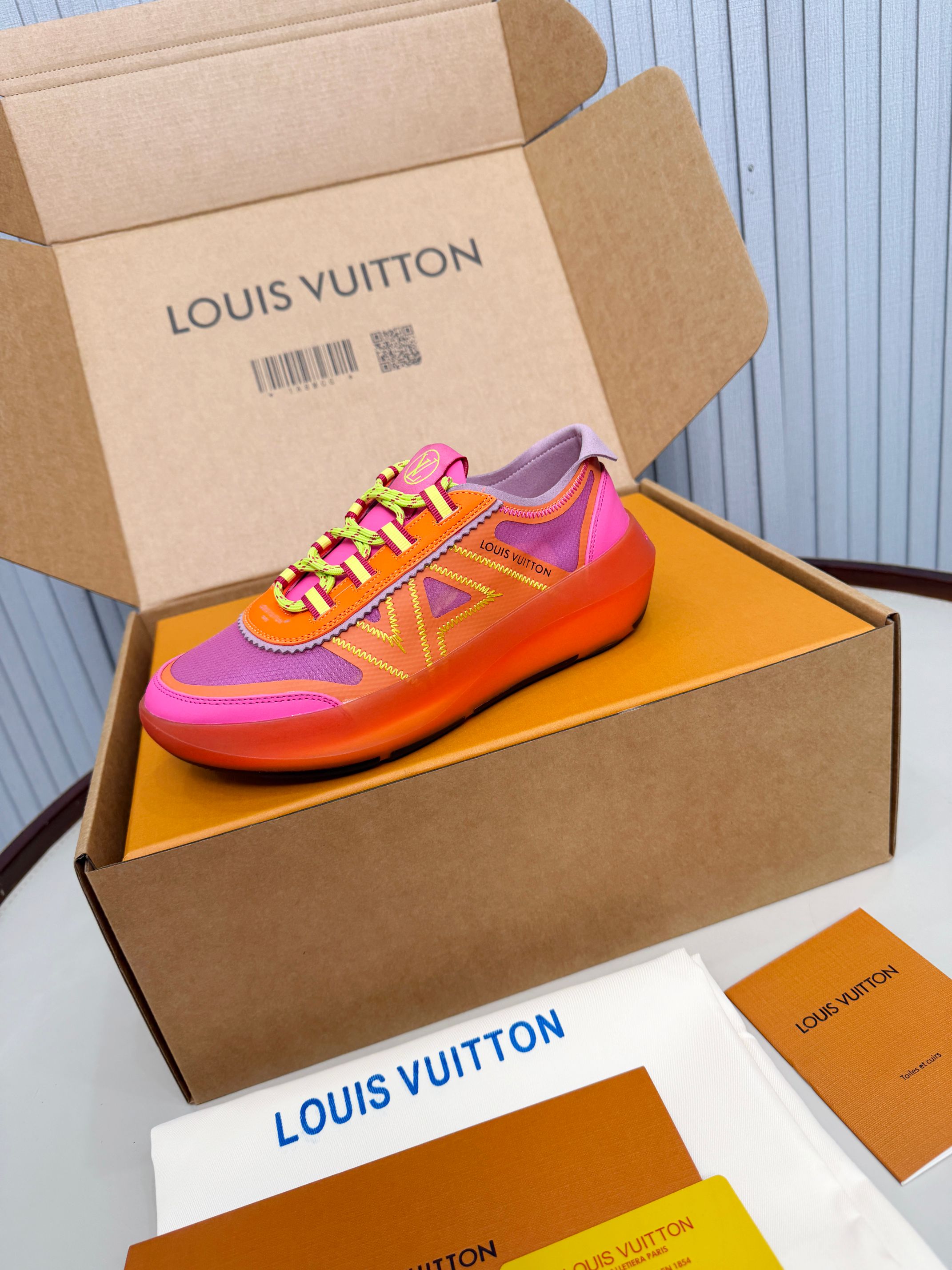Louis Vuitton LV新推出的 Sprint运动鞋以混合科技材质制成