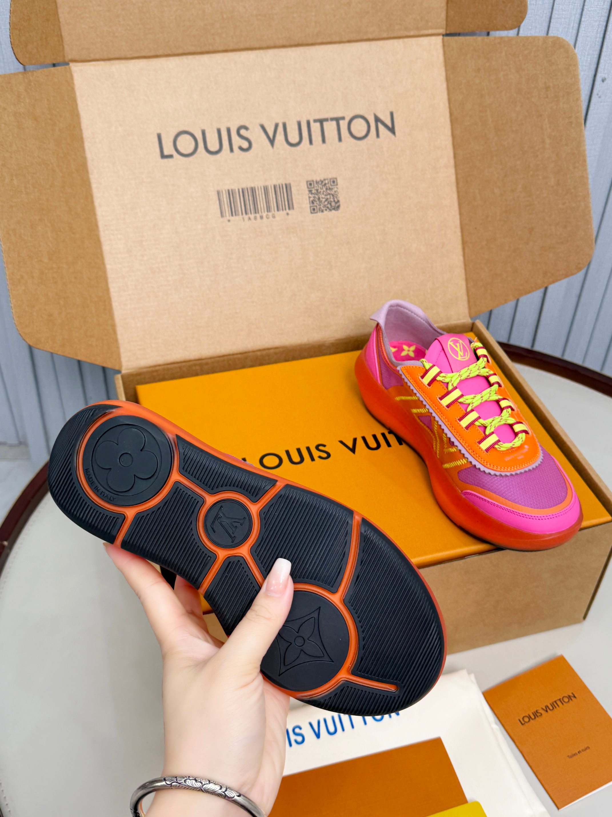 Louis Vuitton LV新推出的 Sprint运动鞋以混合科技材质制成