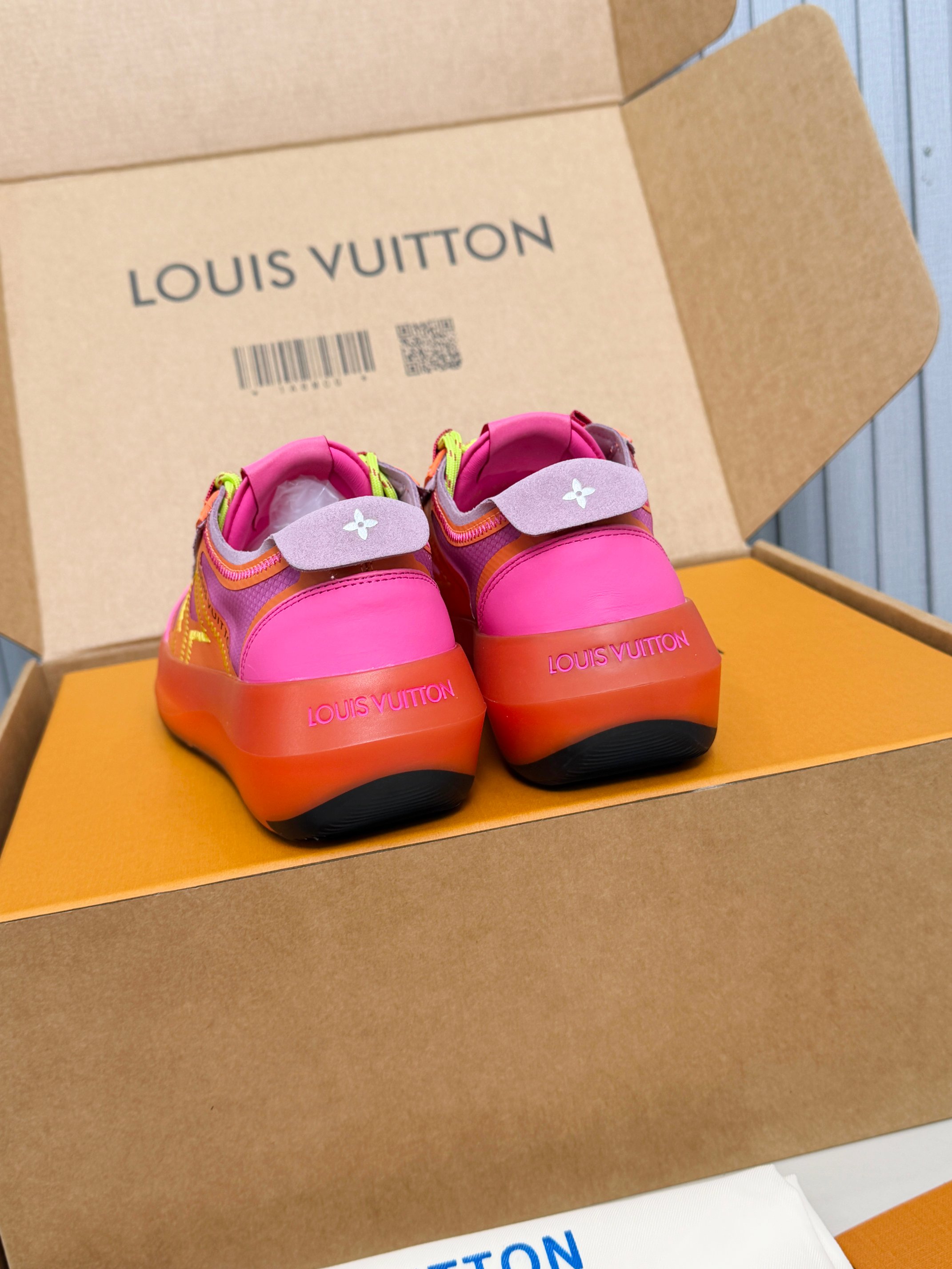Louis Vuitton LV新推出的 Sprint运动鞋以混合科技材质制成