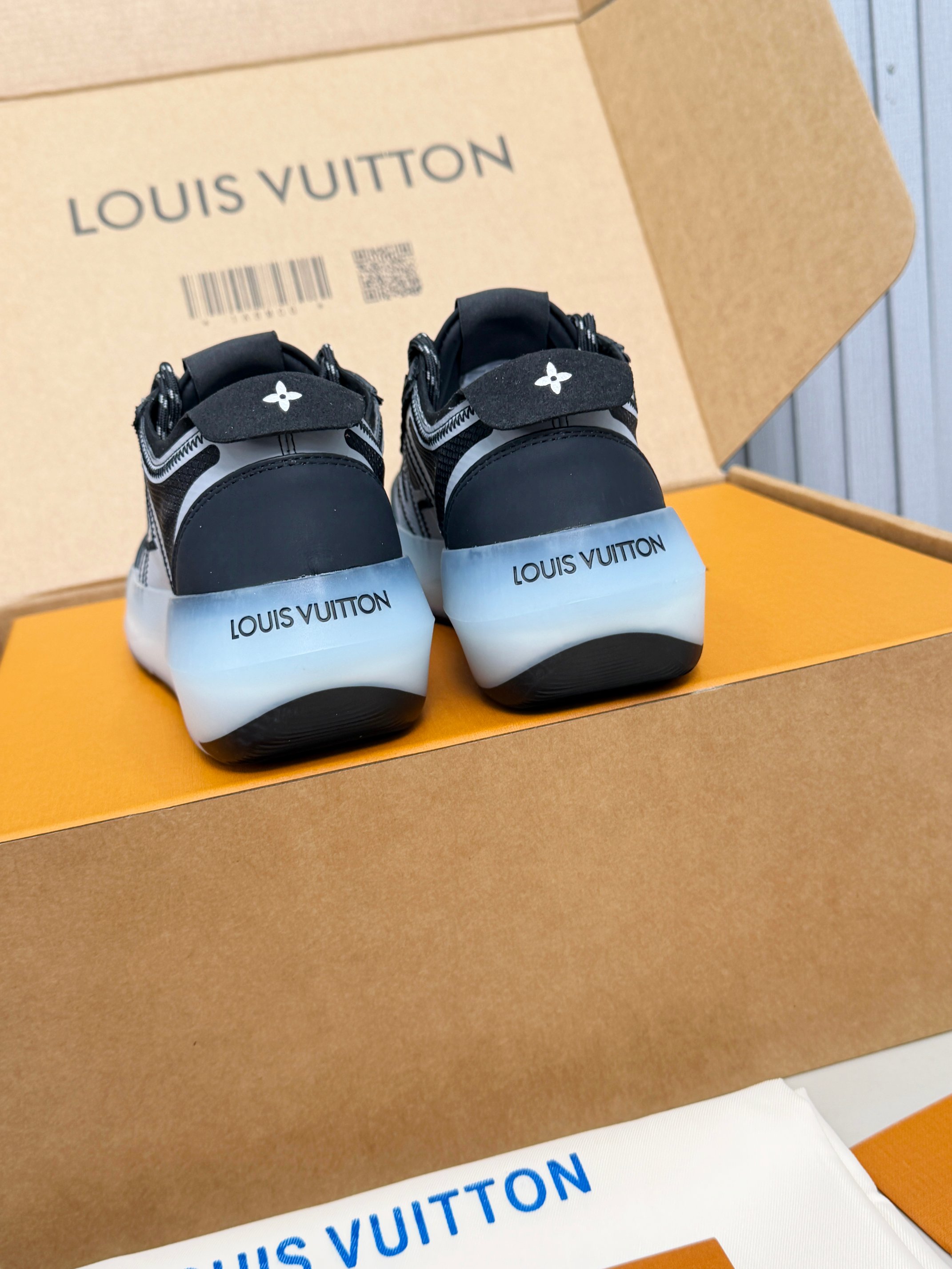 Louis Vuitton LV新推出的 Sprint运动鞋以混合科技材质制成