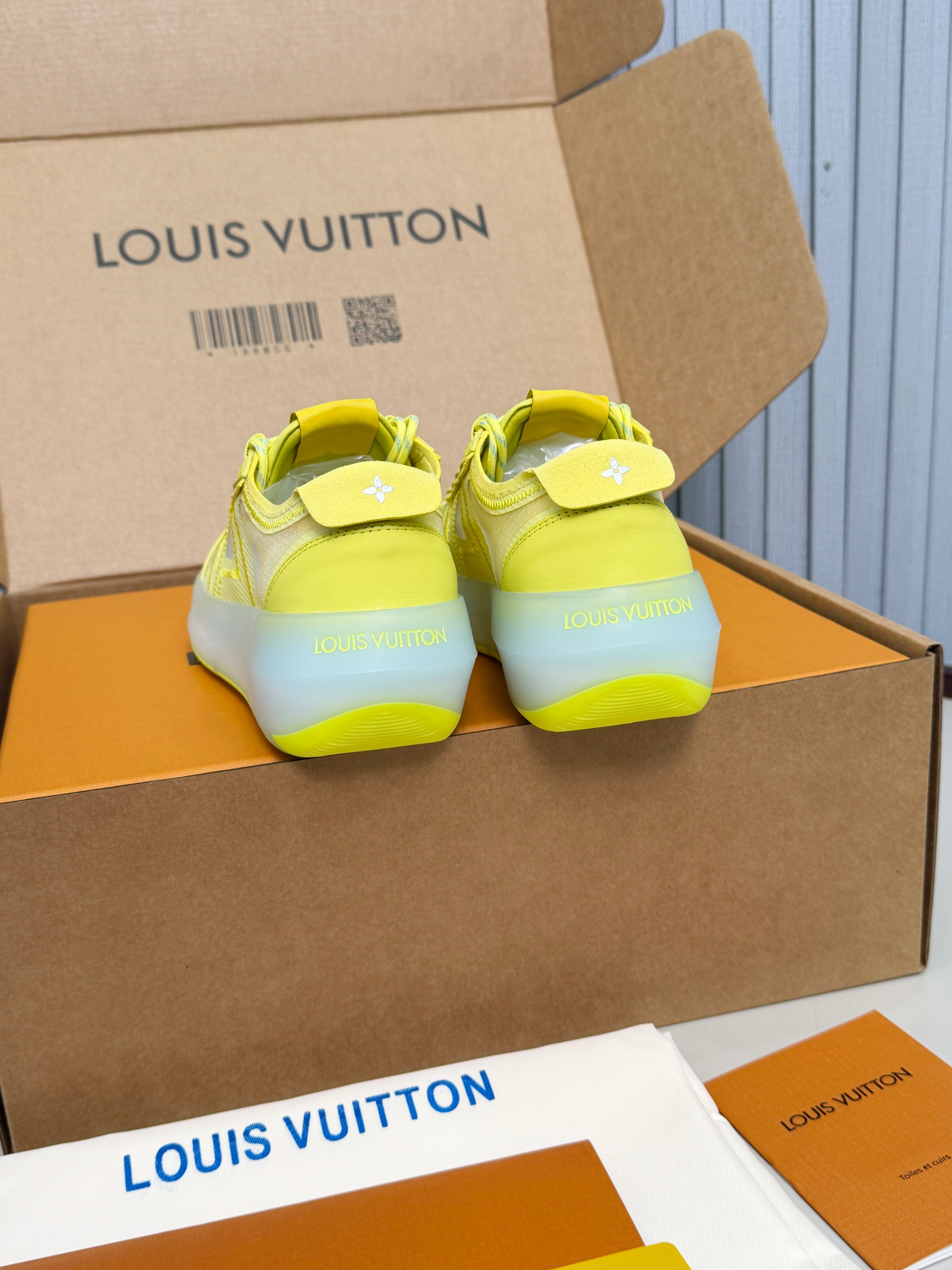 Louis Vuitton LV新推出的 Sprint运动鞋以混合科技材质制成