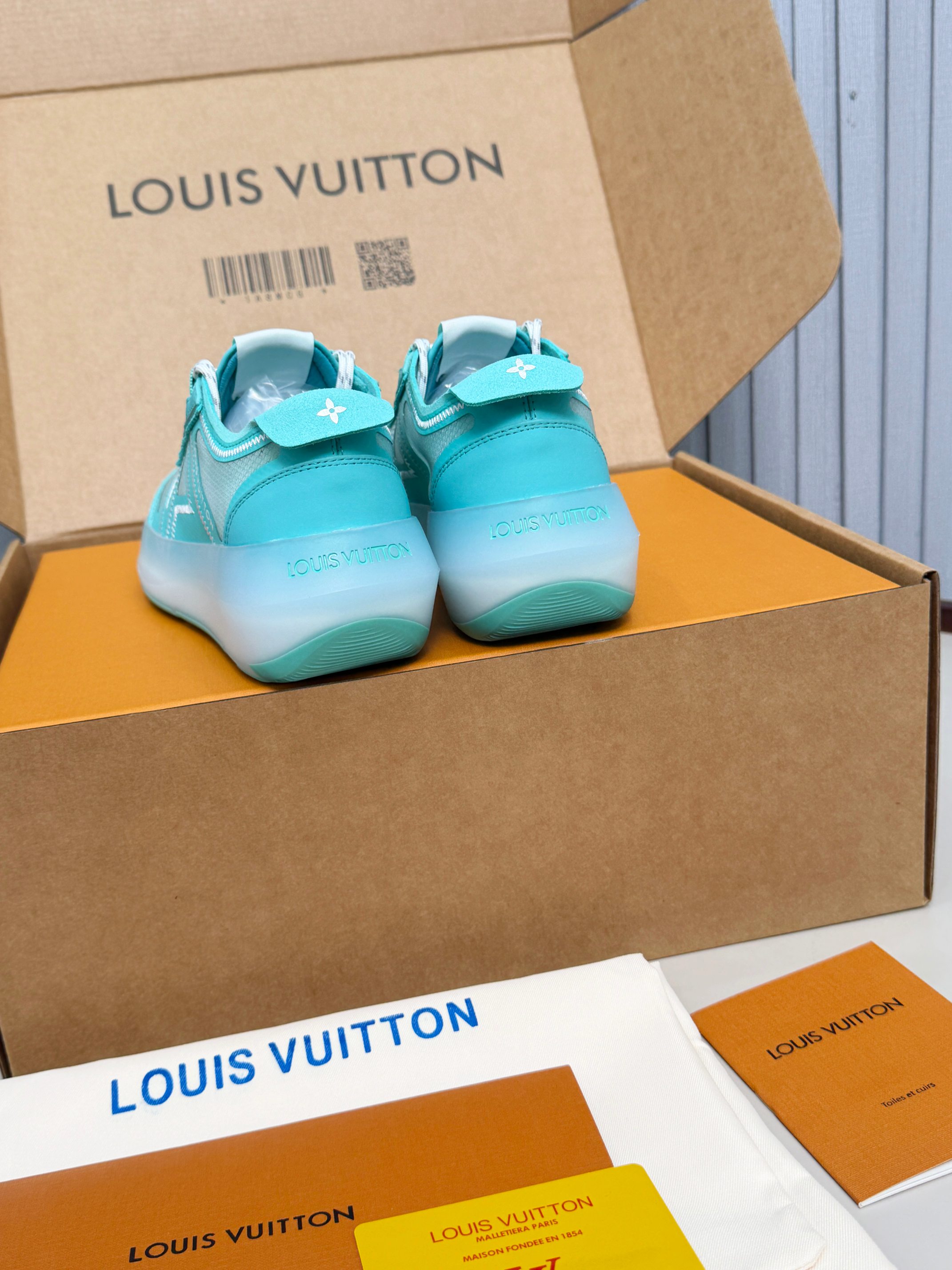 Louis Vuitton LV新推出的 Sprint运动鞋以混合科技材质制成