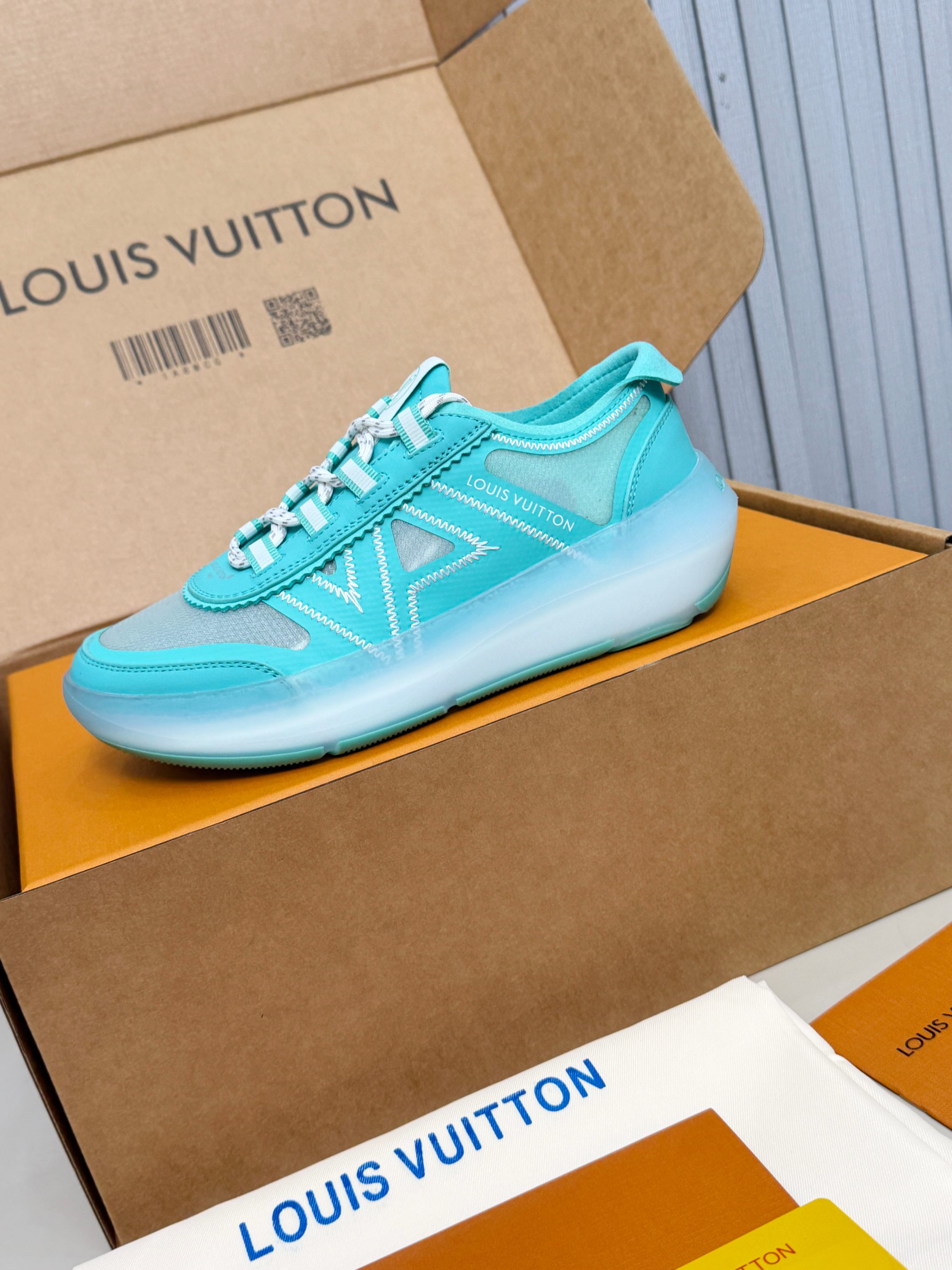 Louis Vuitton LV新推出的 Sprint运动鞋以混合科技材质制成