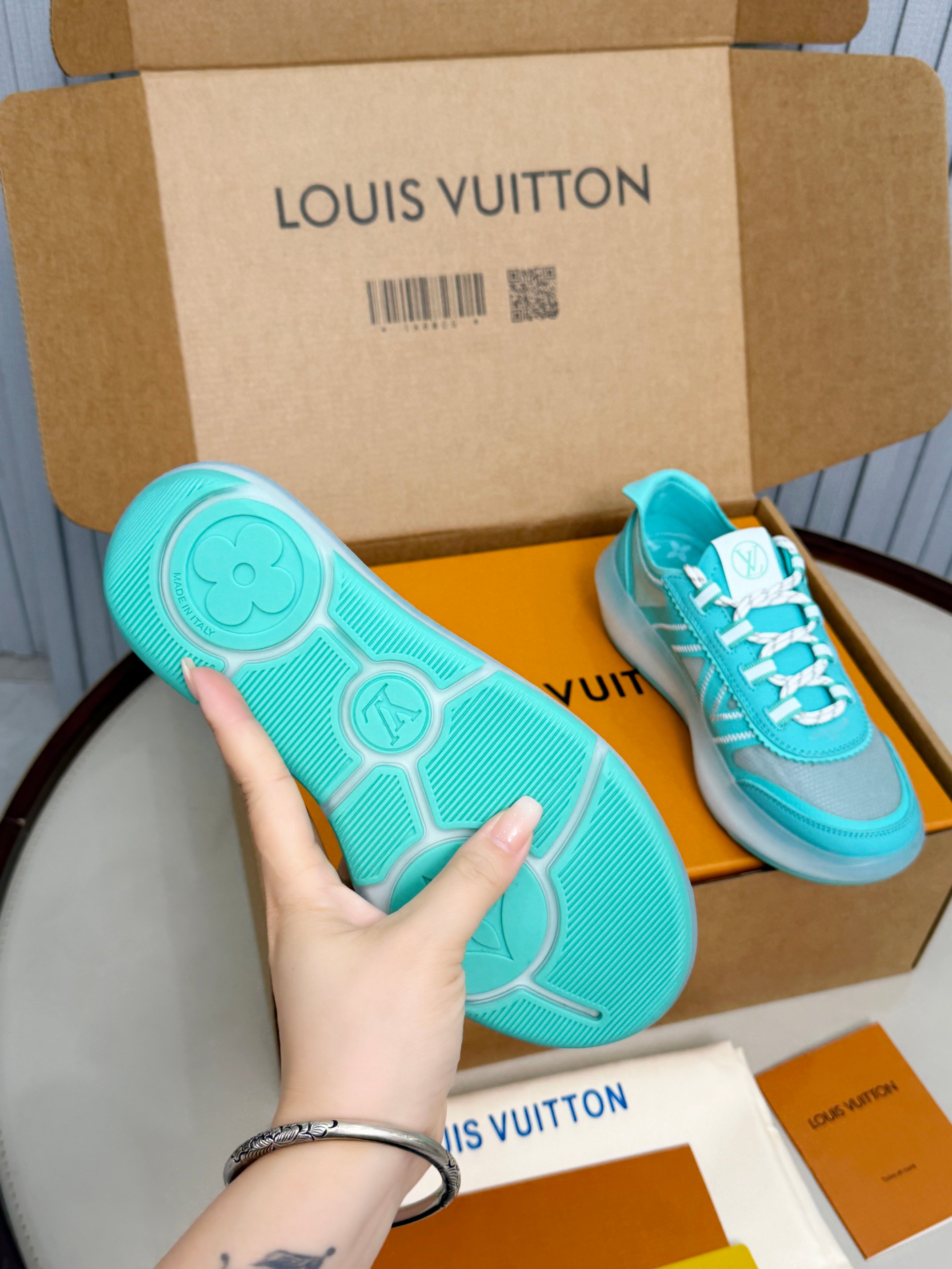 Louis Vuitton LV新推出的 Sprint运动鞋以混合科技材质制成